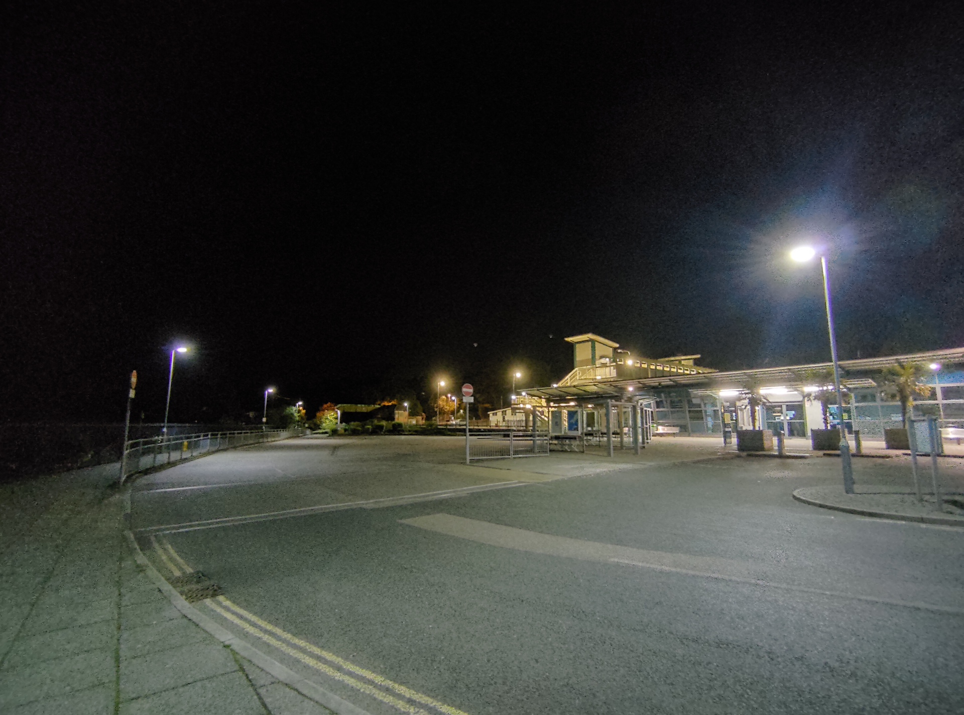 ROG电话2相机测试夜在车站停车场拍摄