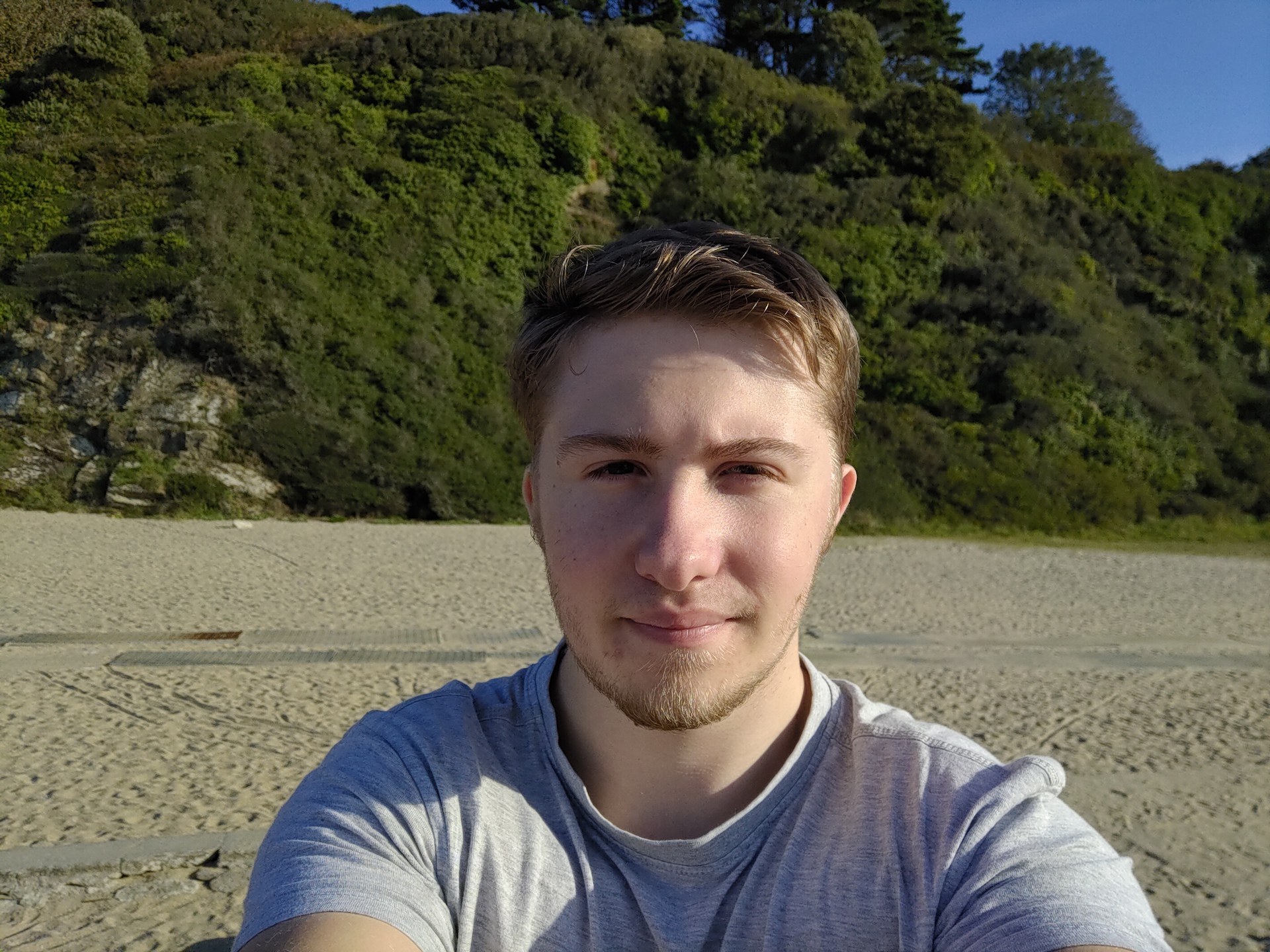 ROG电话2摄像机测试自拍照在海滩上的阳光下