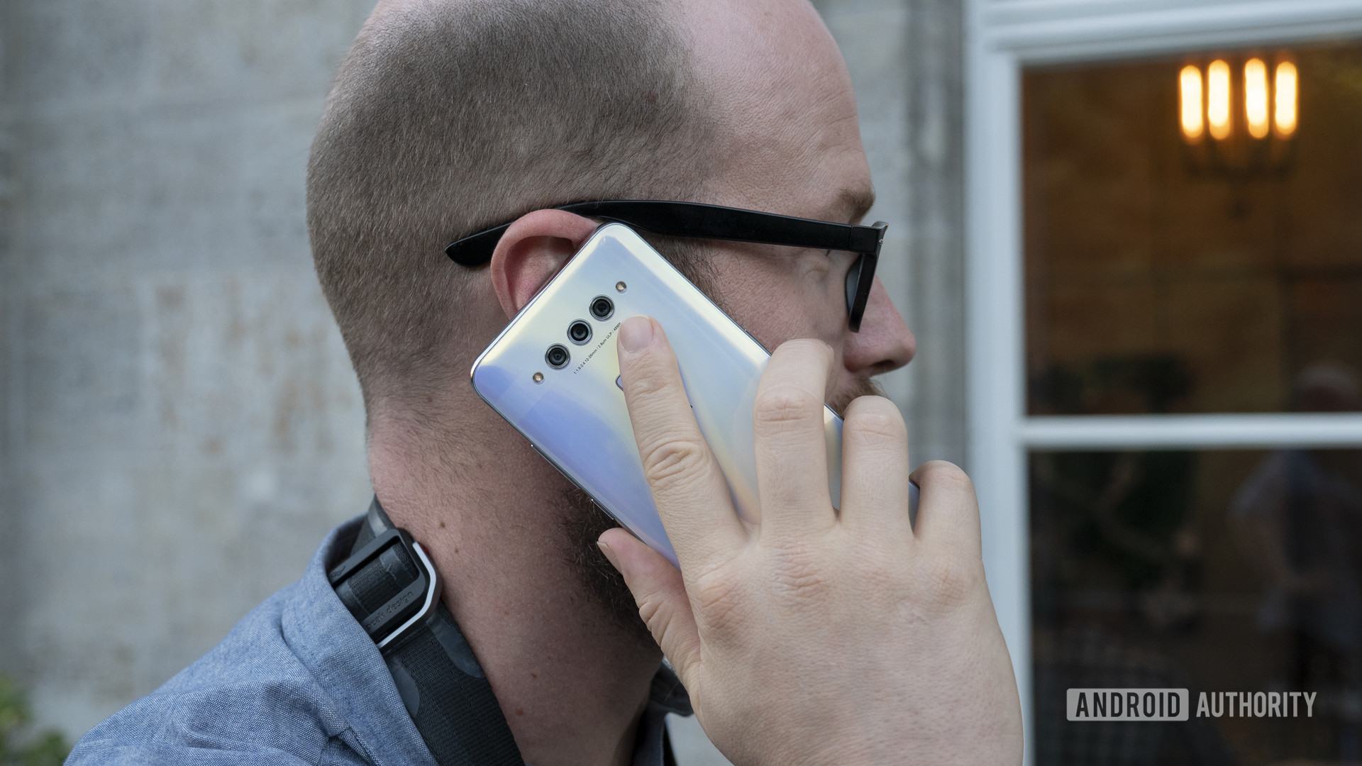 tcl plex手在手机上的白色手机打电话给耳朵