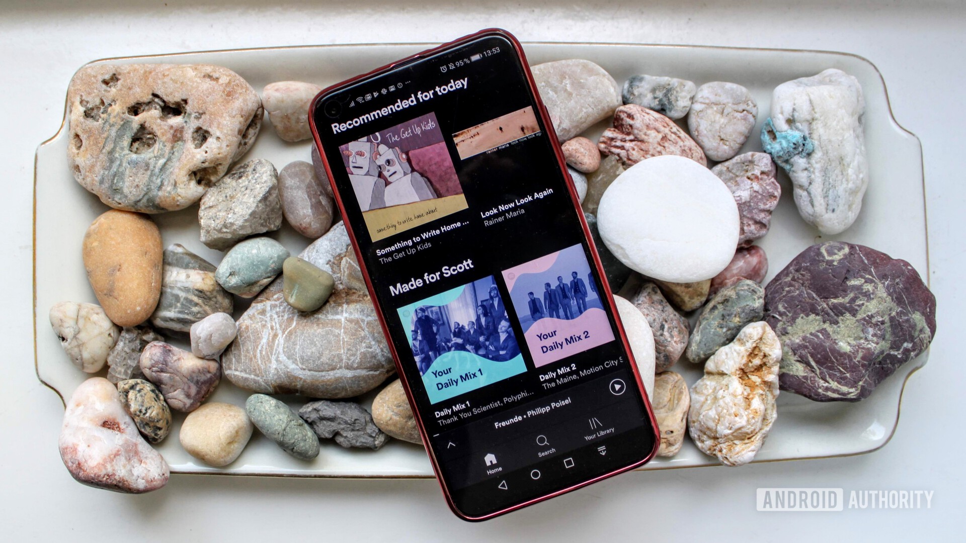 Spotify菜单在岩石床上的智能手机上