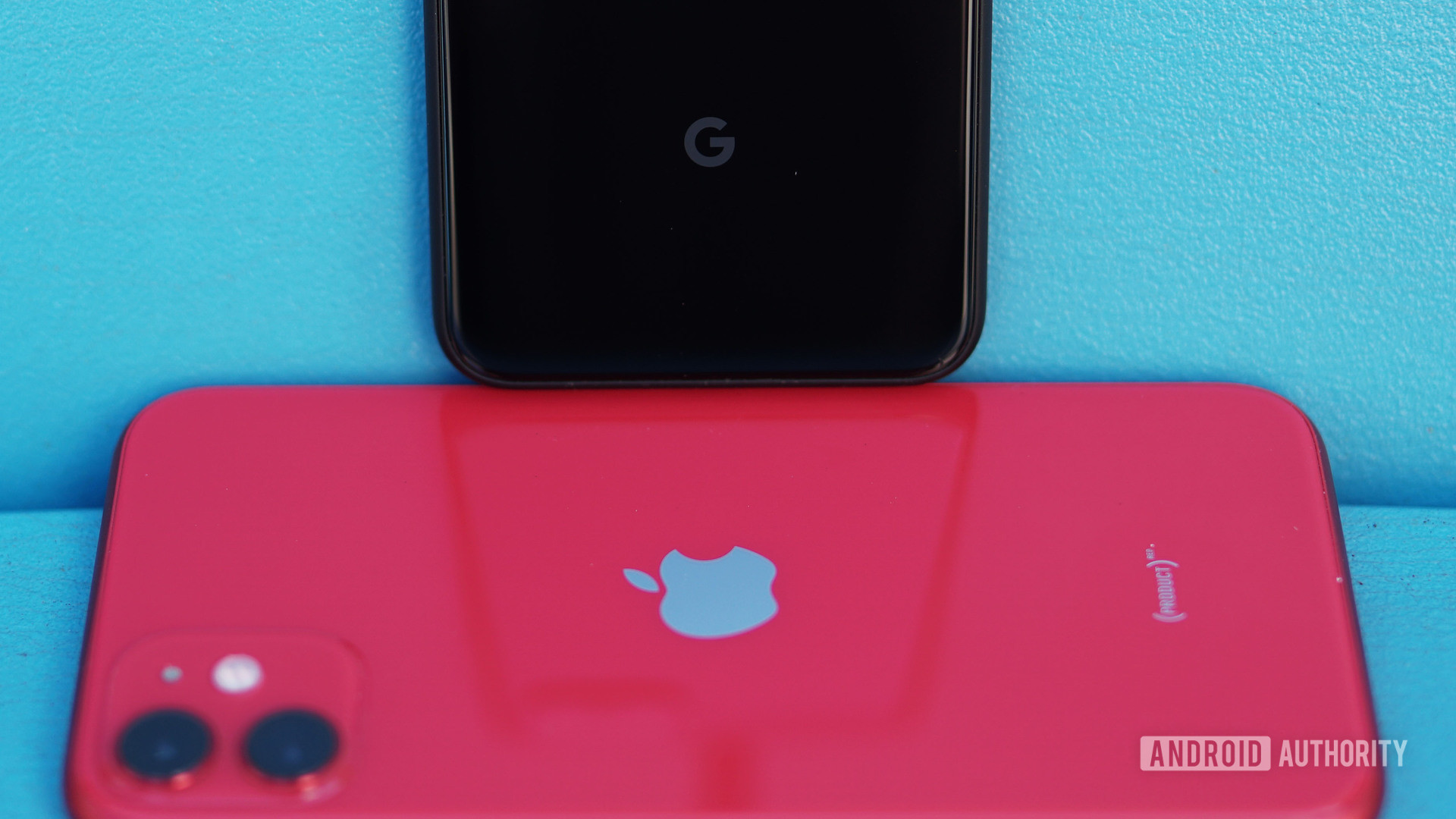 Google Pixel 4徽标在Apple iPhone 11徽标上