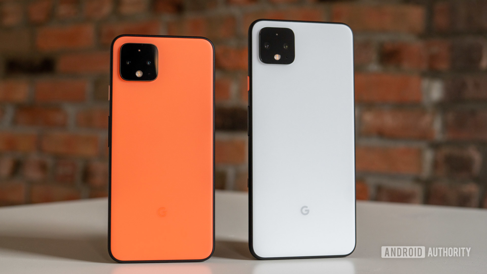 谷歌像素4 vs橙色和白色的像素4 xl