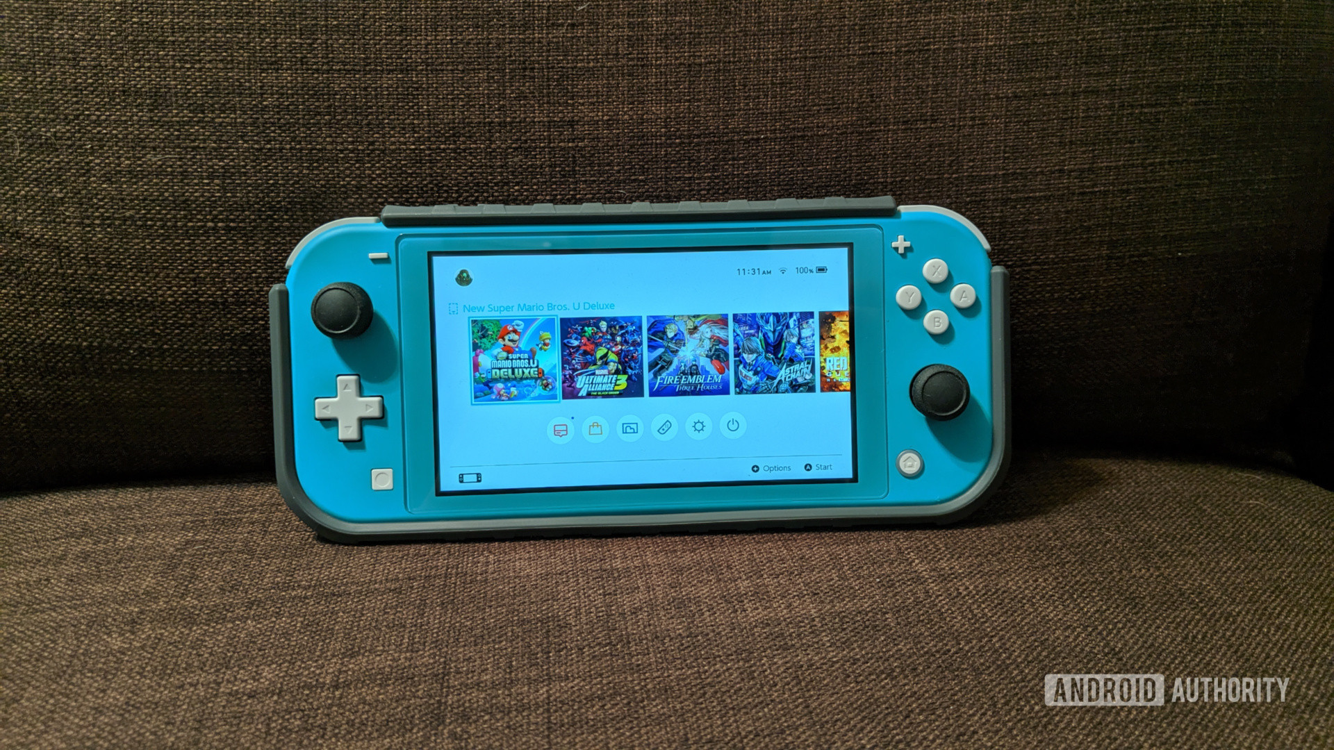 Nintendo Switch Lite在沙发上 - 最好的旅行小工具之一