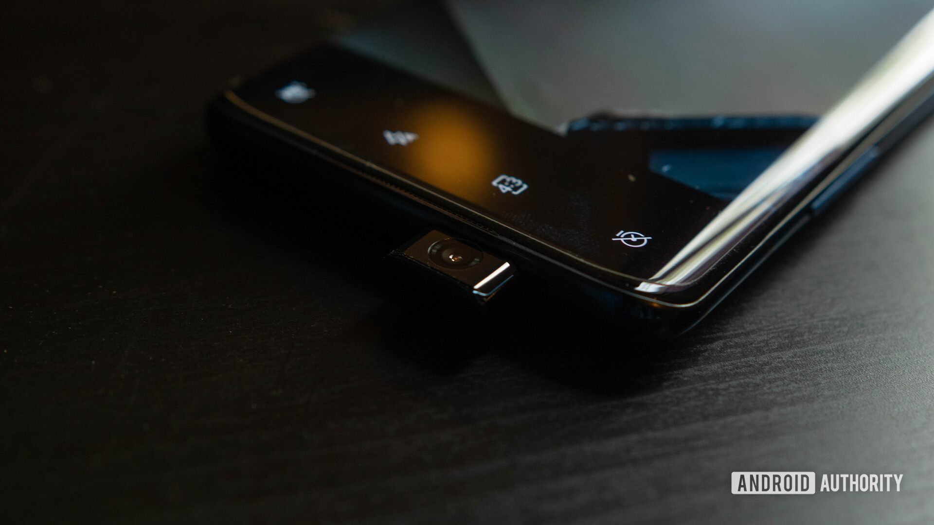 OnePlus 7T Pro弹出自拍相机