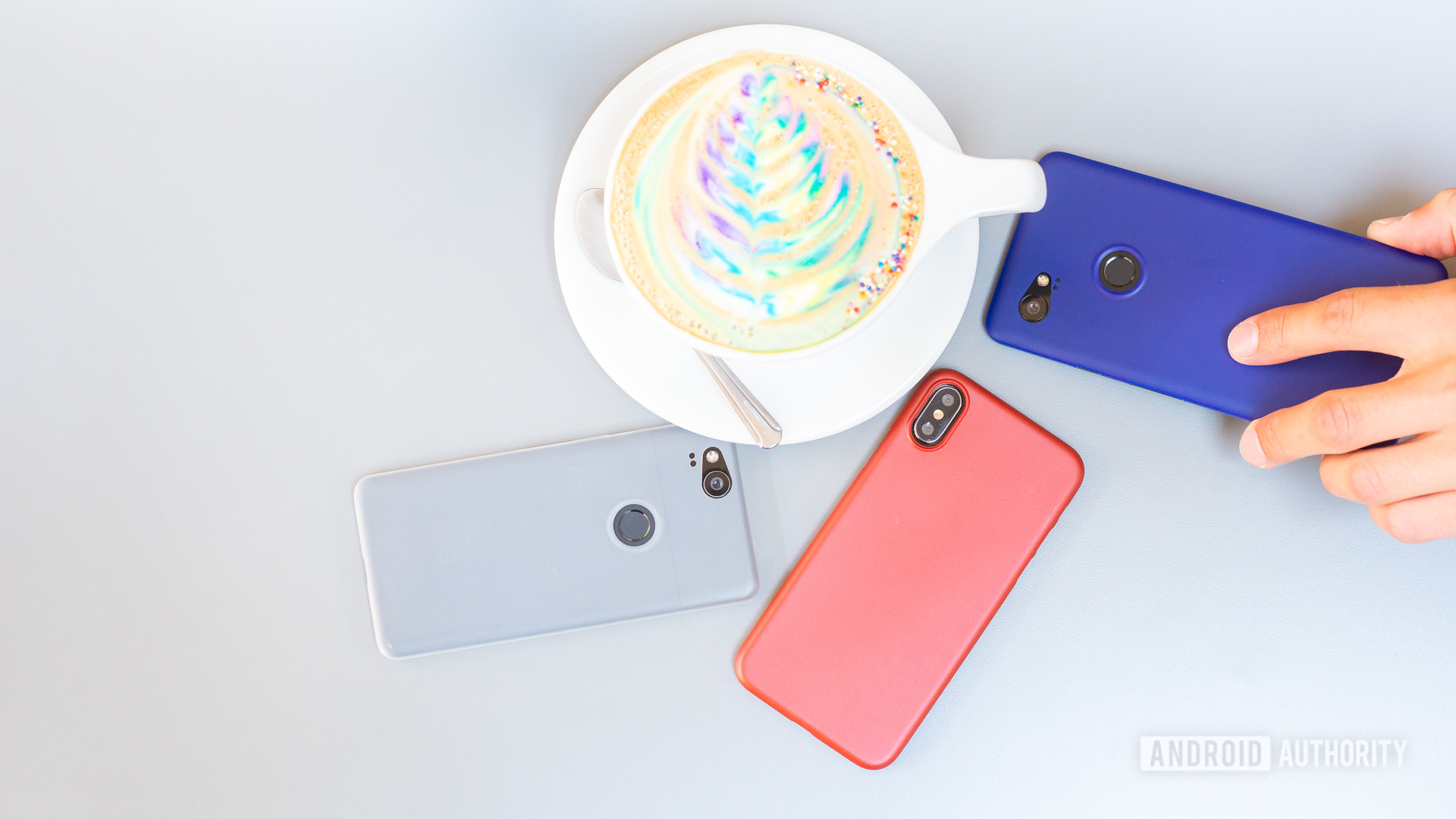 桌子上的智能手机旁边是五颜六色的咖啡。在商店出售电话。