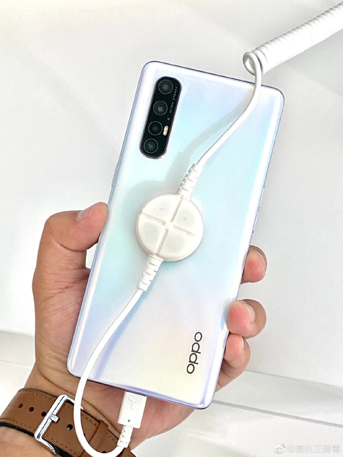 Oppo Reno 3 Pro 5G泄漏的照片背部白色