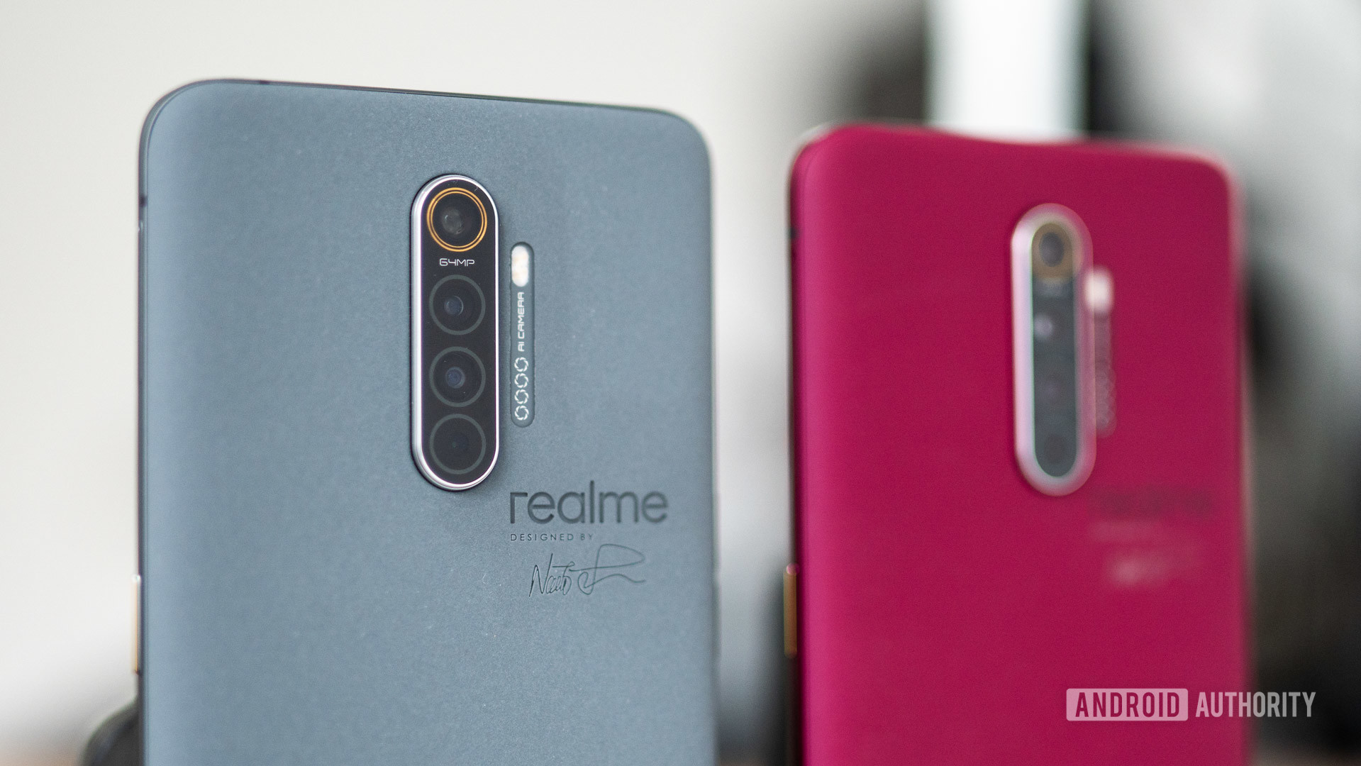 Realme X2专业师范长版在混凝土和红砖特写镜头上
