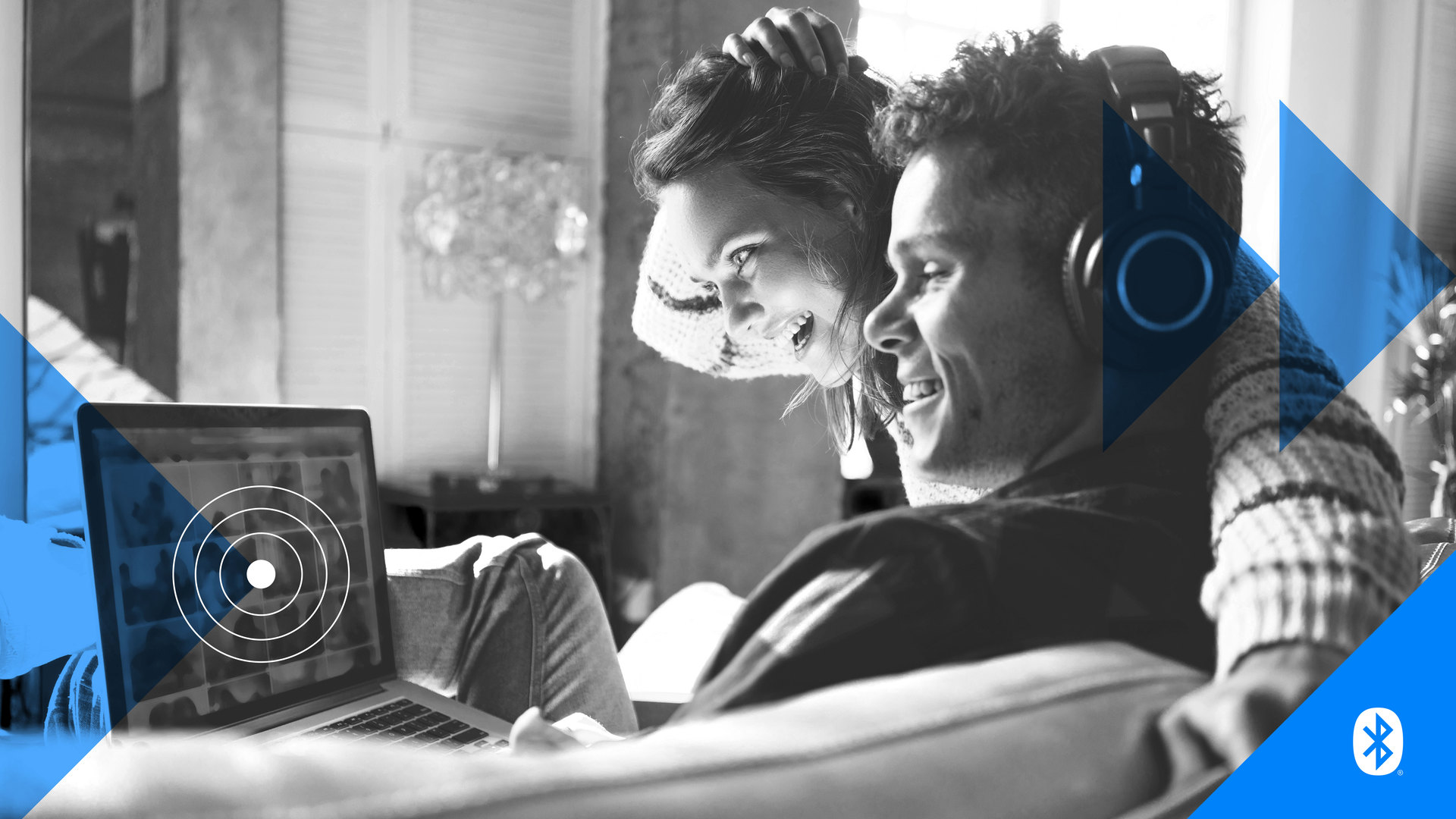 一个男人的图片和微笑在膝上型计算机屏幕的妇女。