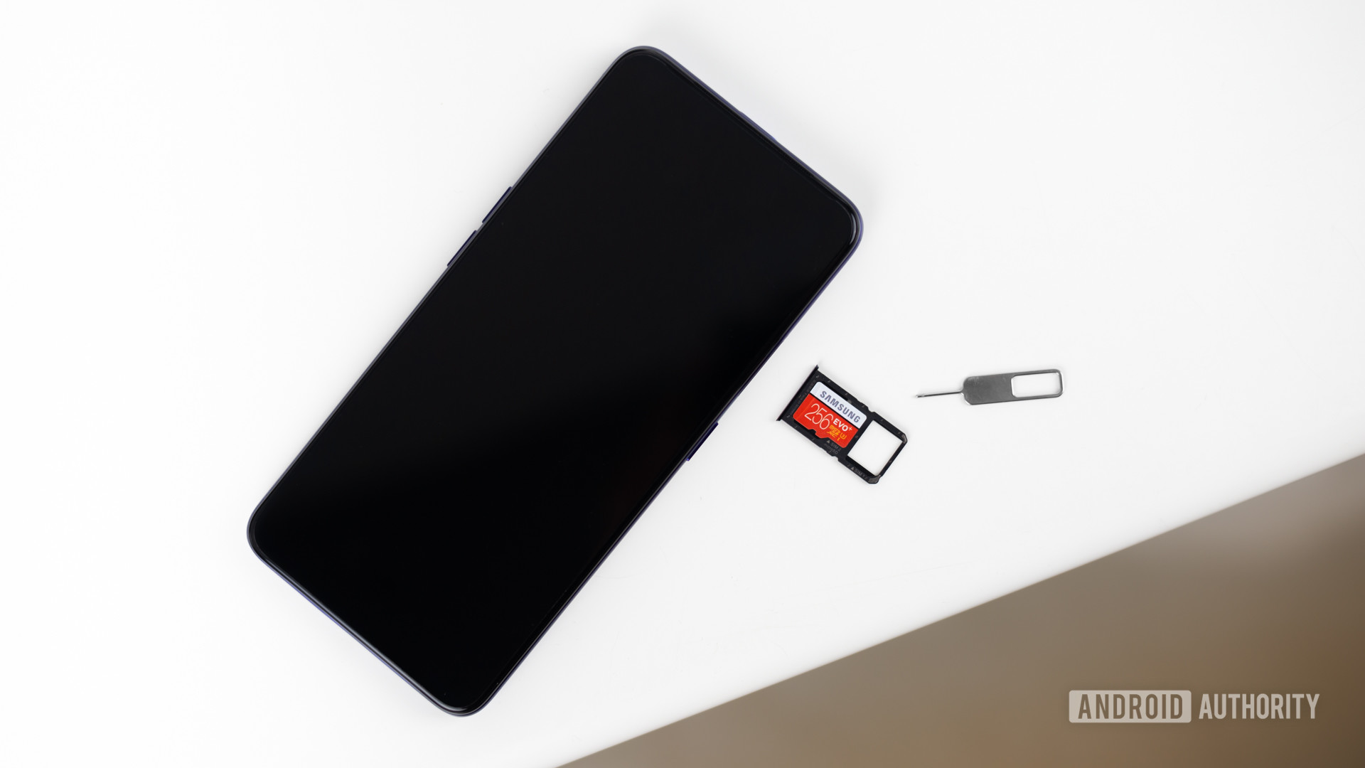 microSD卡插槽库存照片1-您可以在手机中安装更多12MP的照片。