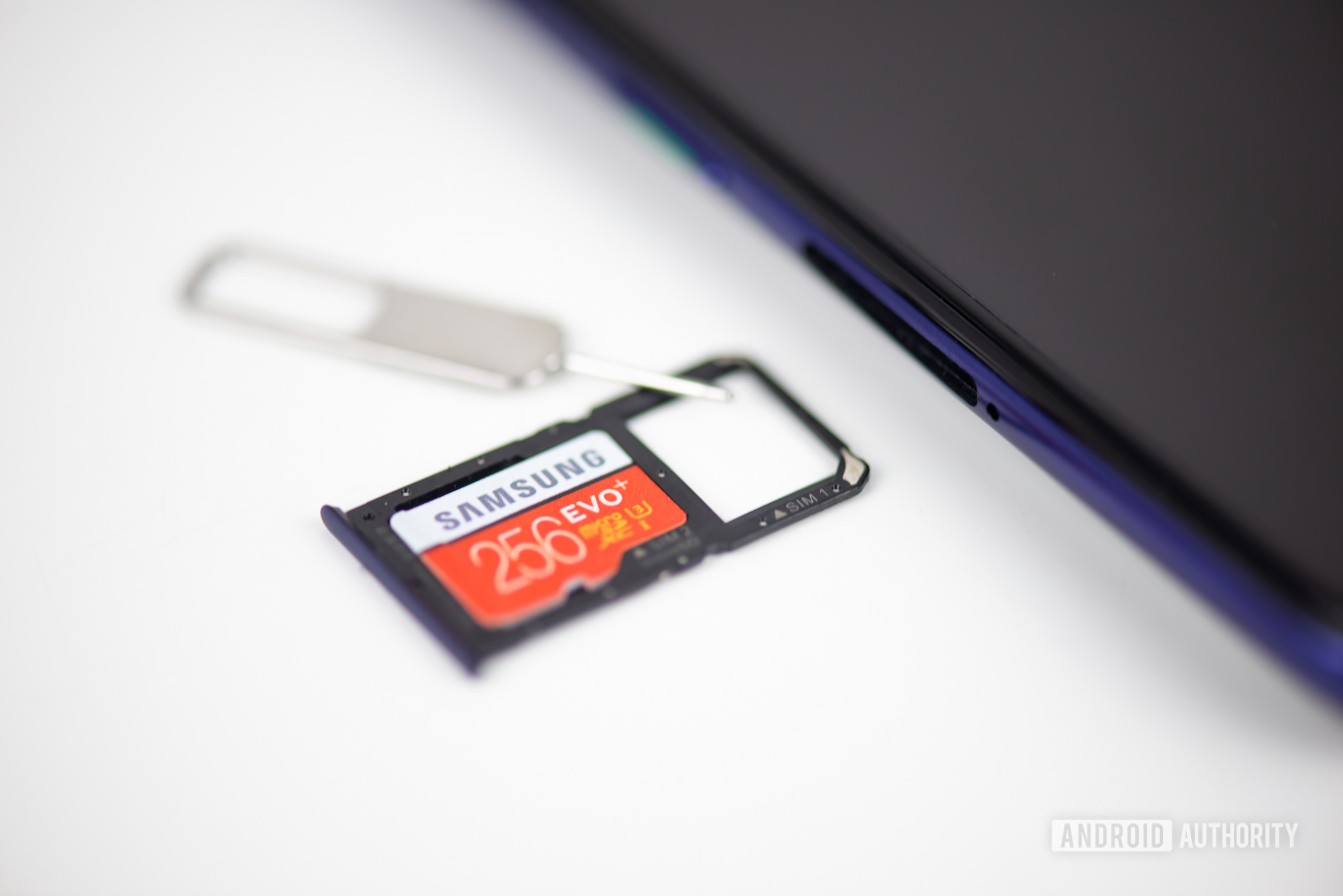 microSD卡插槽库存照片3-如何将应用程序移至SD卡