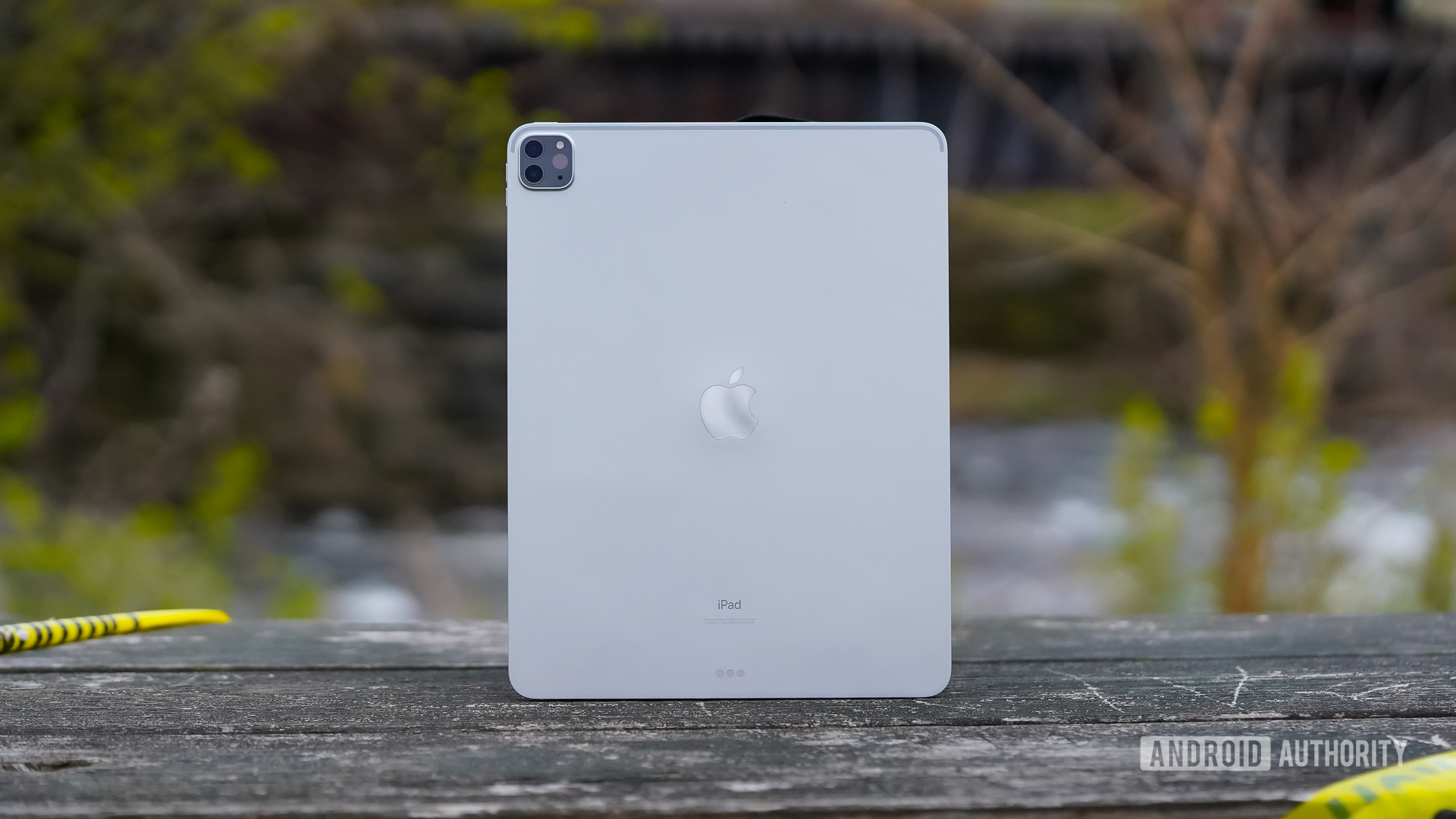Apple iPad Pro 2020在长凳上