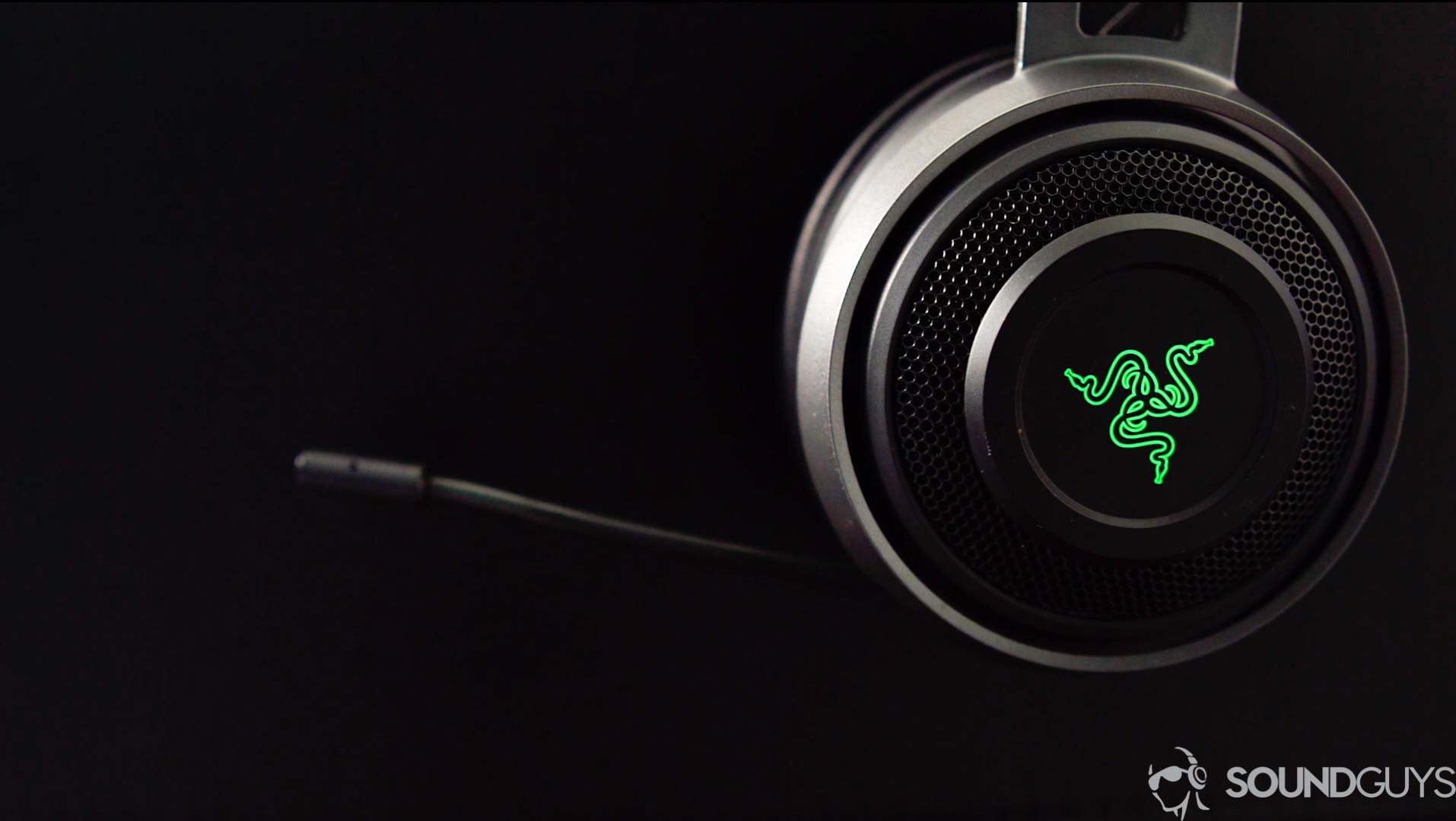Razer Nari Ultimate游戏耳机可伸缩麦克风的图片。