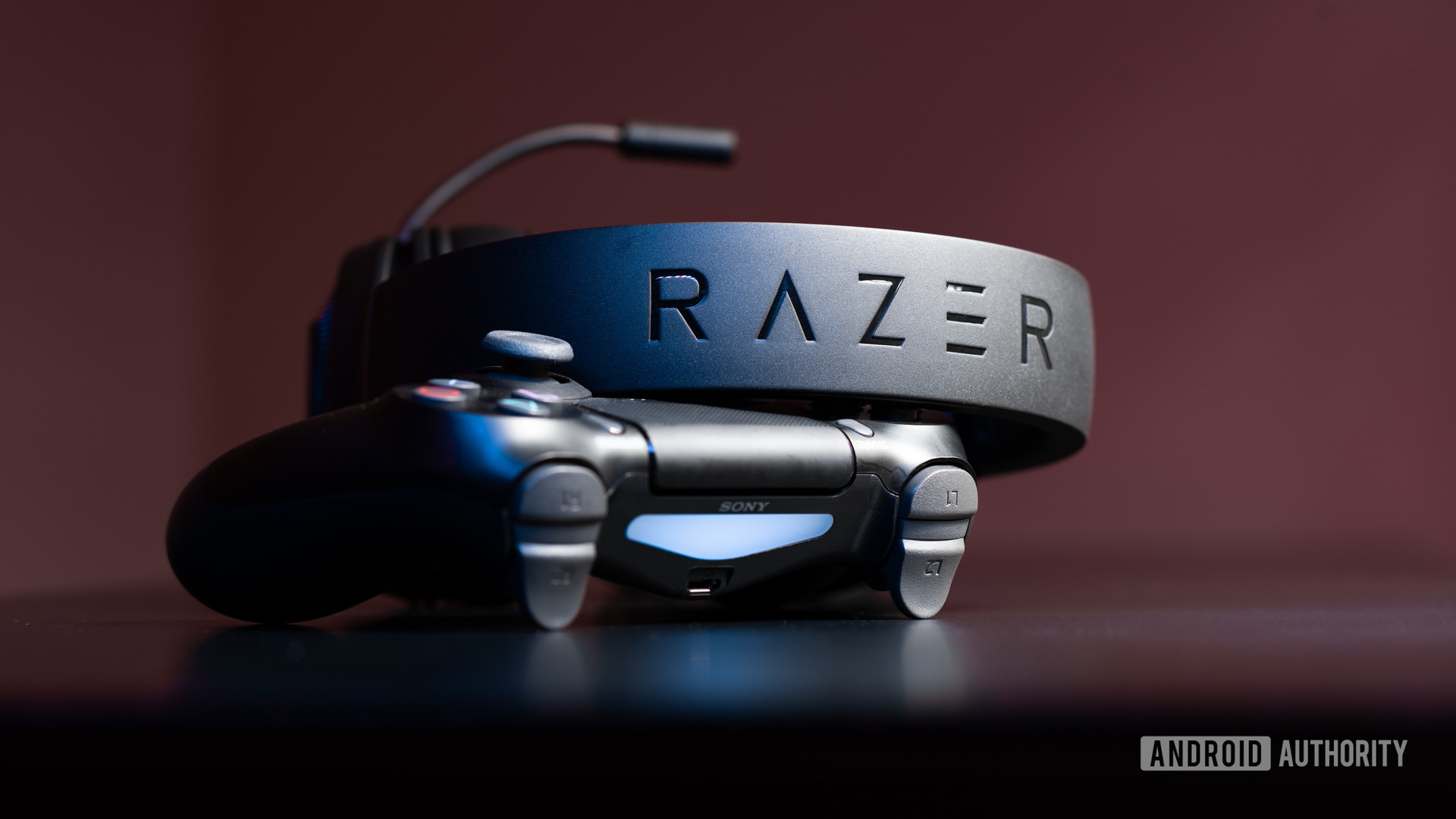 雷泽（Razer Kraken）X有线游戏耳机的图片，带有雷泽（Razer）徽标，位于头带的外部。