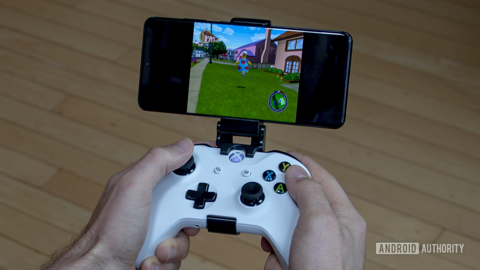 Samsung Galaxy S20超级Gamecube模仿，手里拿着Xbox控制器