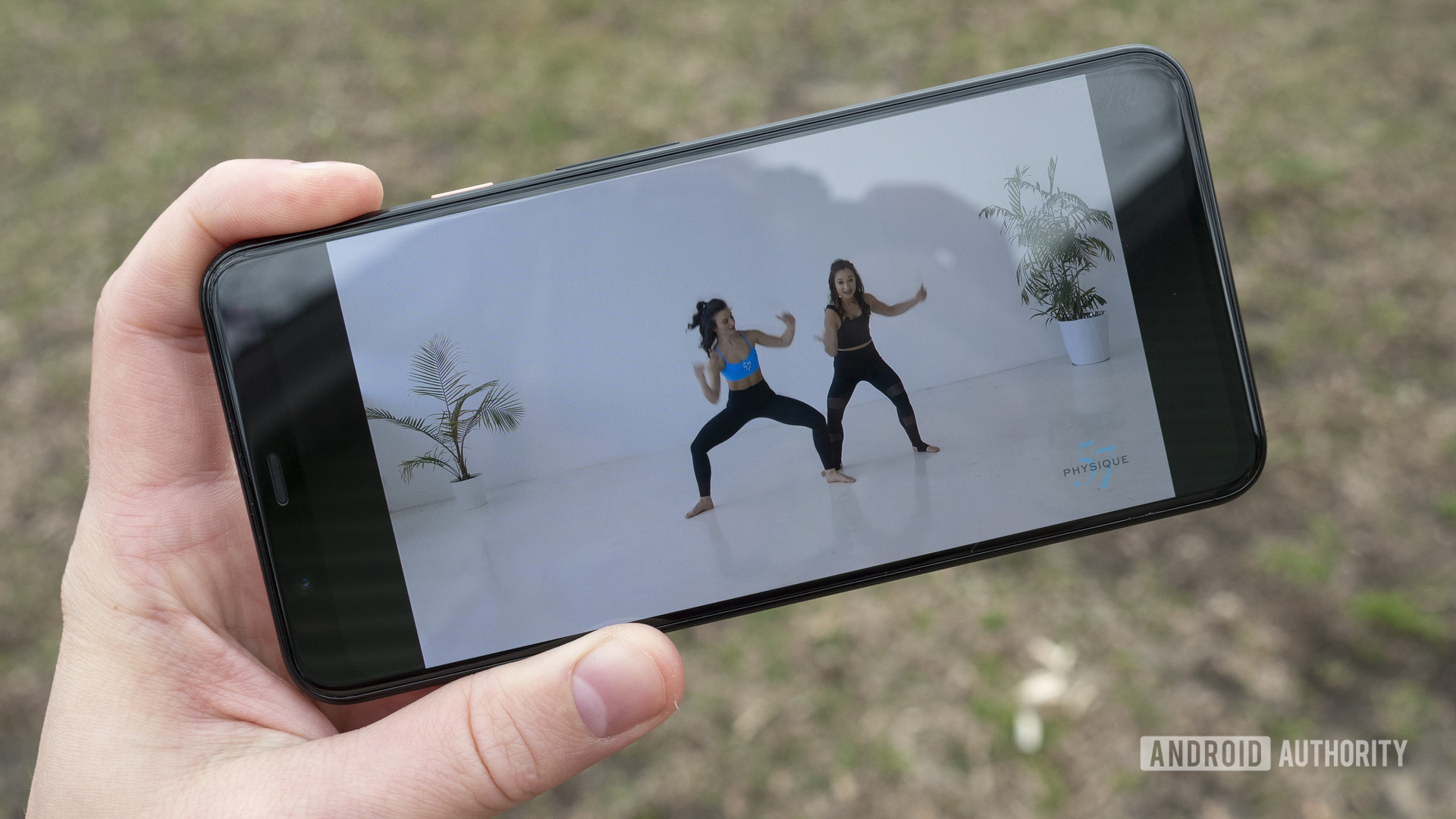 智能手机屏幕上的Fitbit Premium定制健身订阅