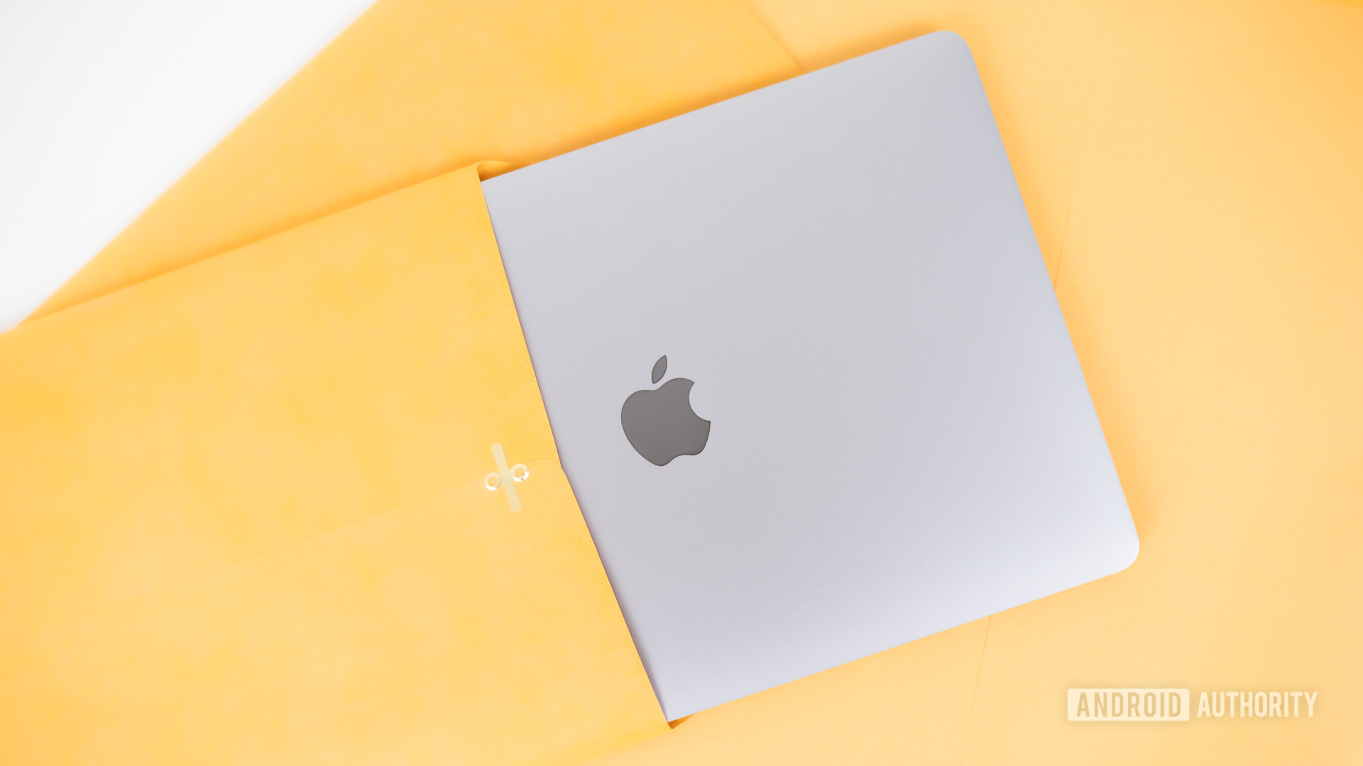 2020 MacBook Air评论马尼拉信封内的笔记本电脑1