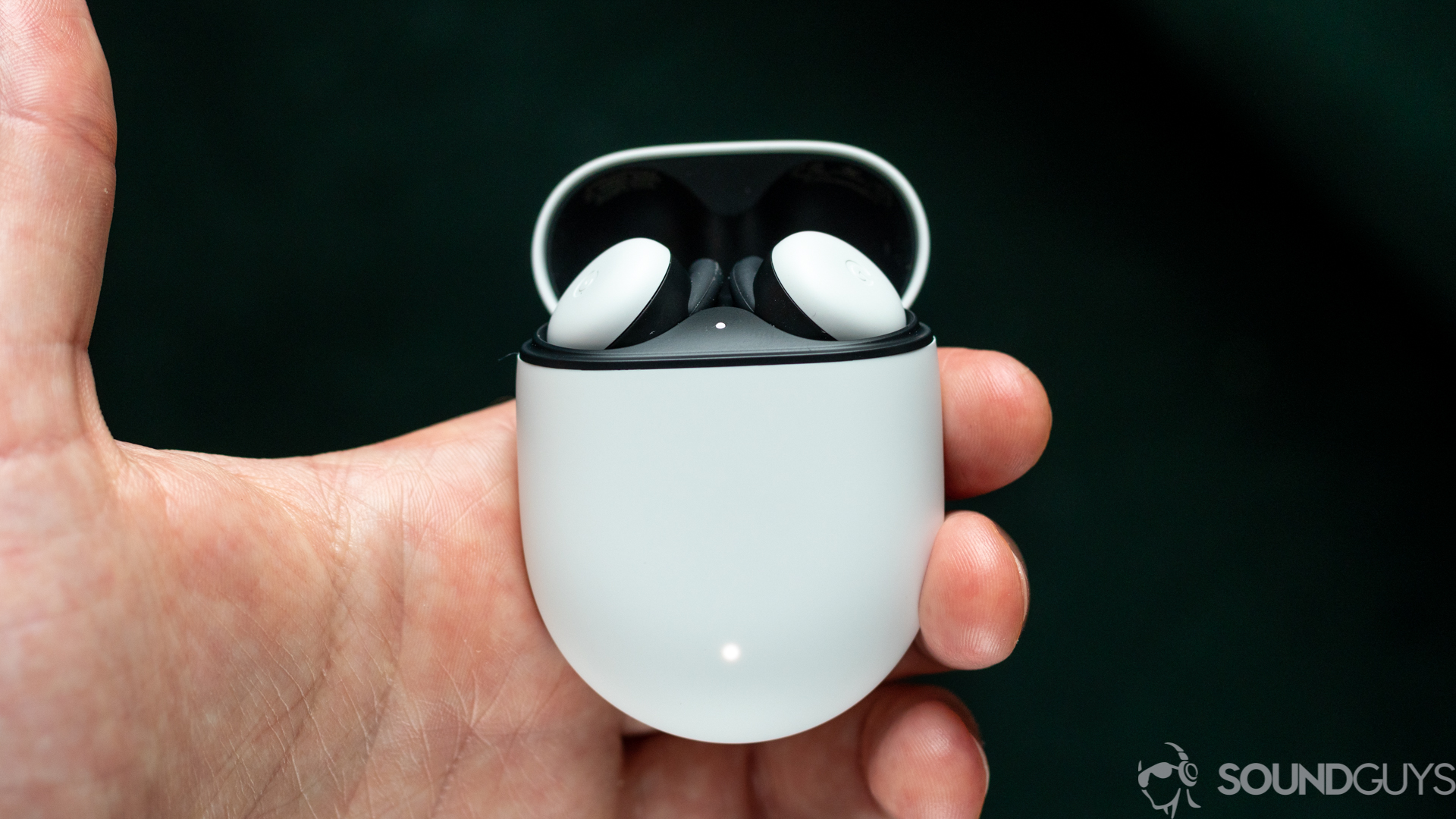 一只手握着Google Pipel Buds 2020 True无线耳塞盒打开，以揭示耳塞。