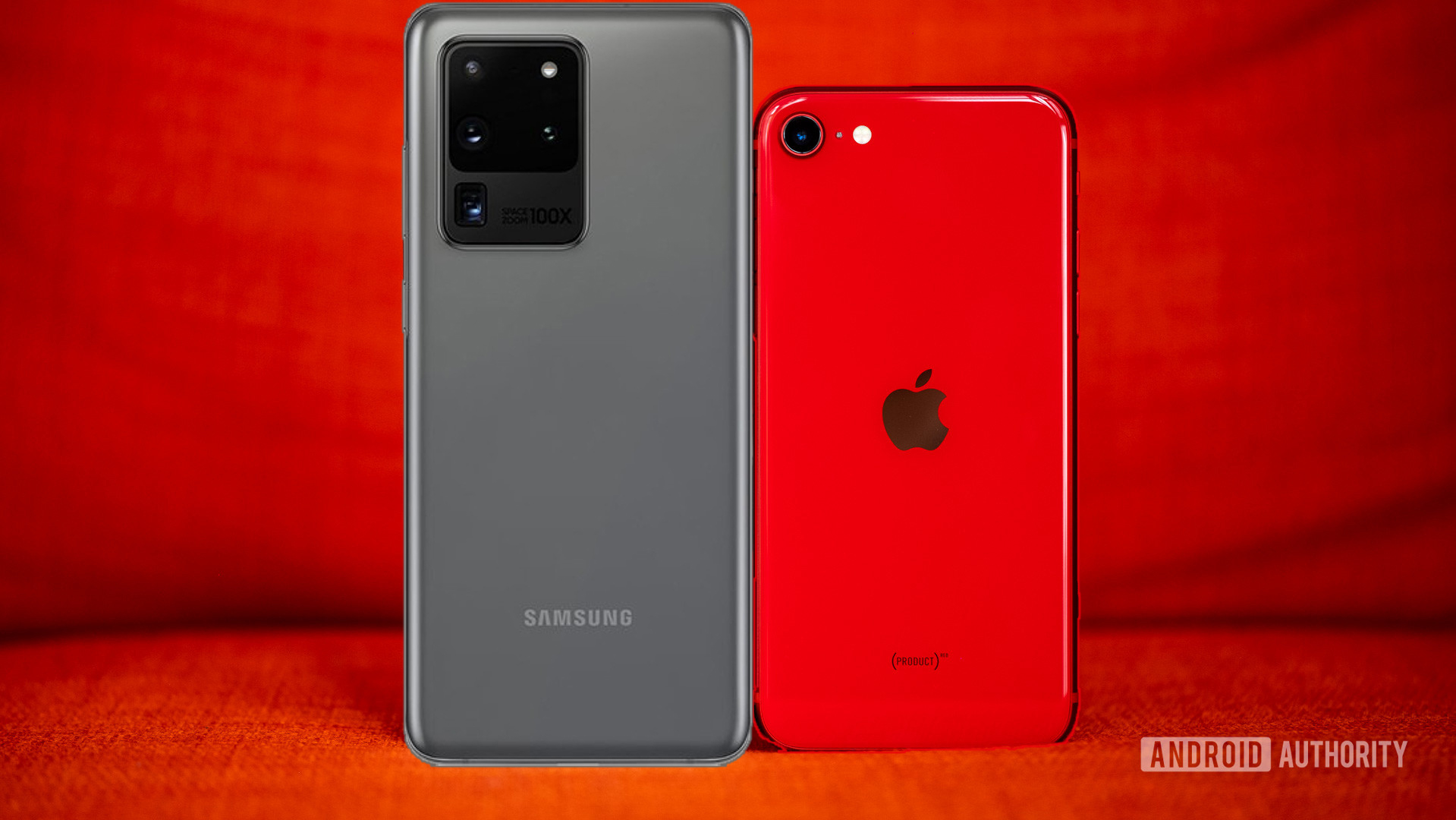 灰色Galaxy S20 Ultra在红色iPhone旁边
