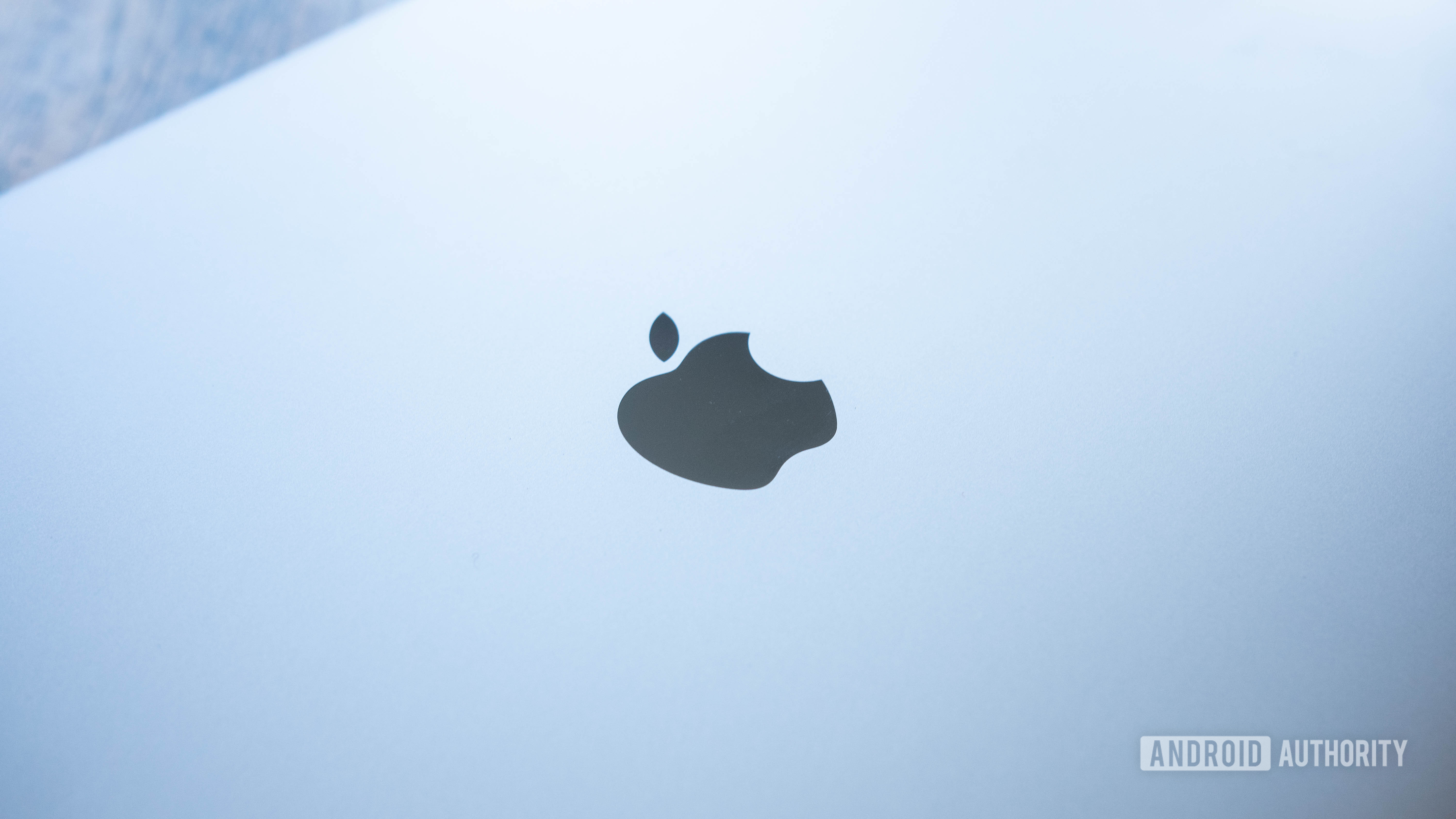 16英寸MacBook Pro Apple徽标灯