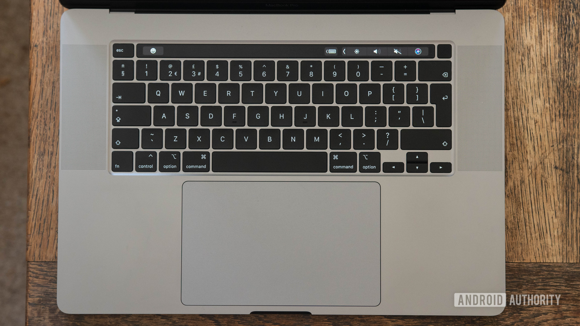16英寸MacBook Pro键盘和触控板
