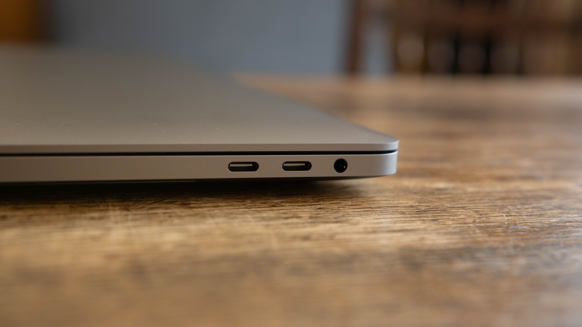 16英寸MacBook Pro右侧USB C端口
