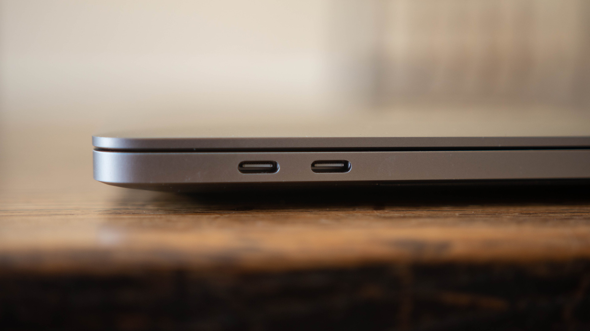 16英寸MacBook Pro左侧USB C端口