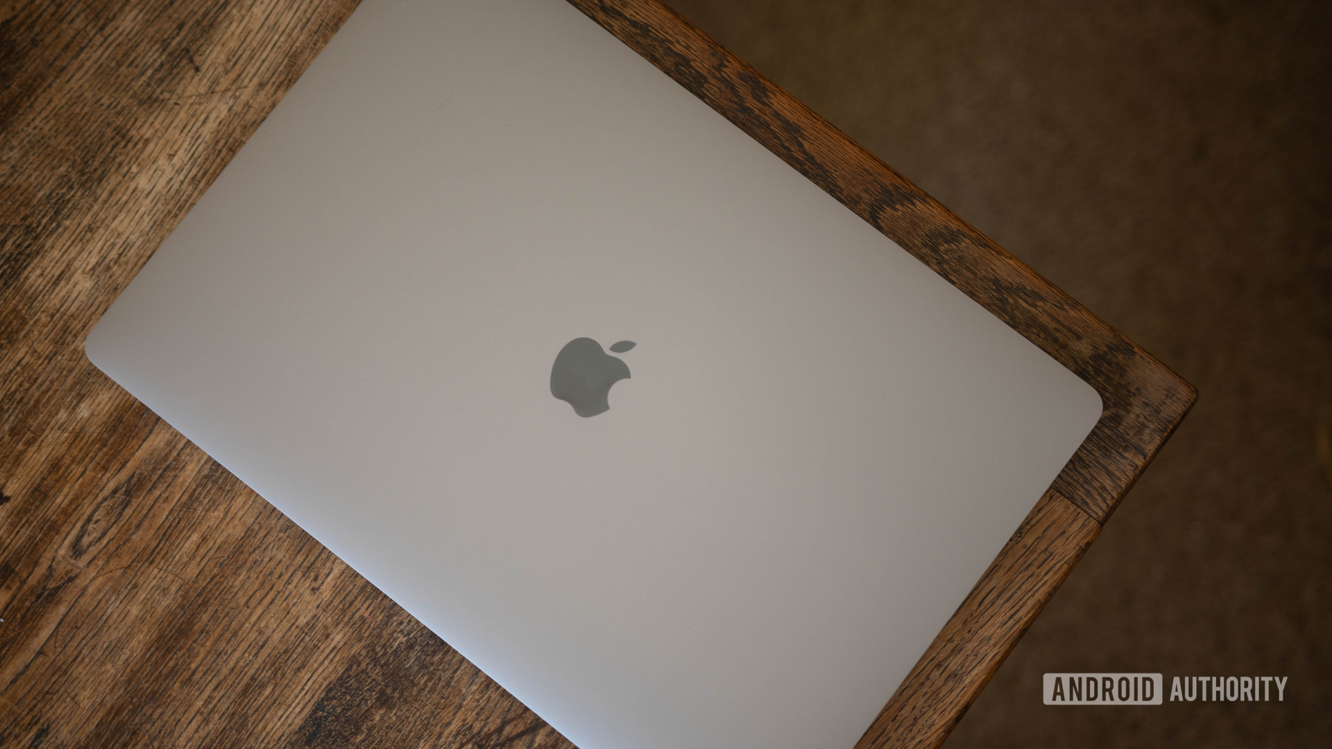 16英寸MacBook Pro顶盖苹果徽标