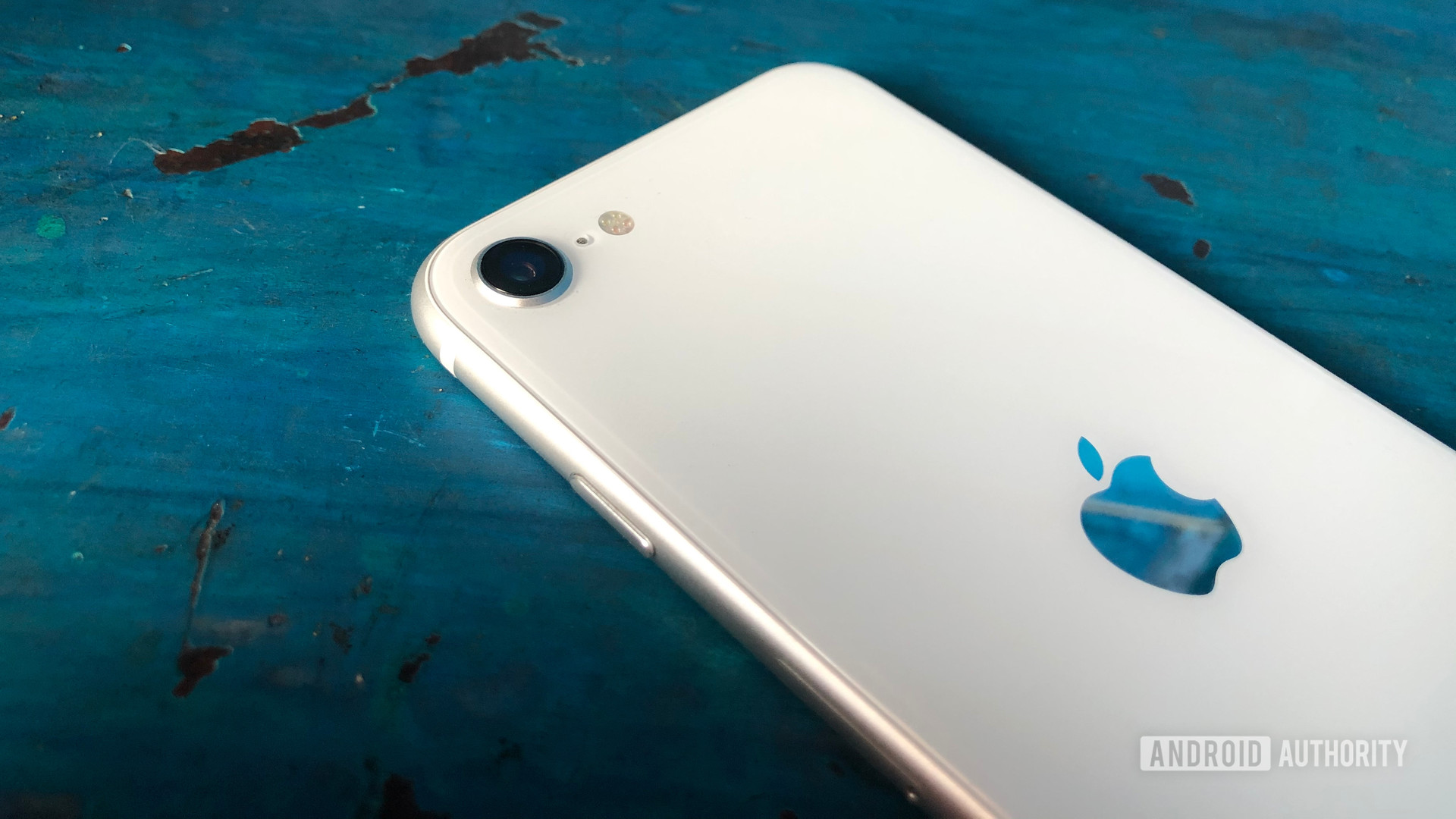 iPhone SE 2020白色后摄像头苹果徽标