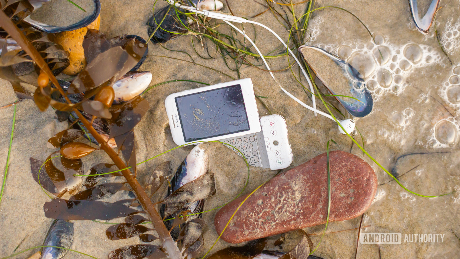 e海滩上的废物智能手机1