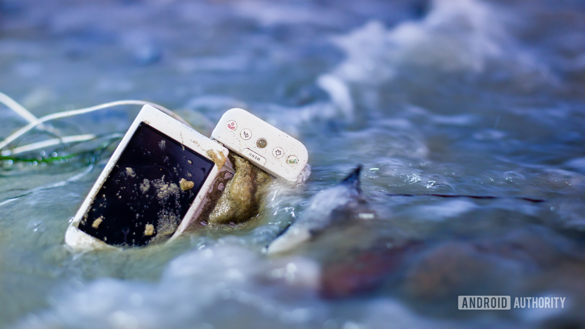 e海滩上的废物智能手机2