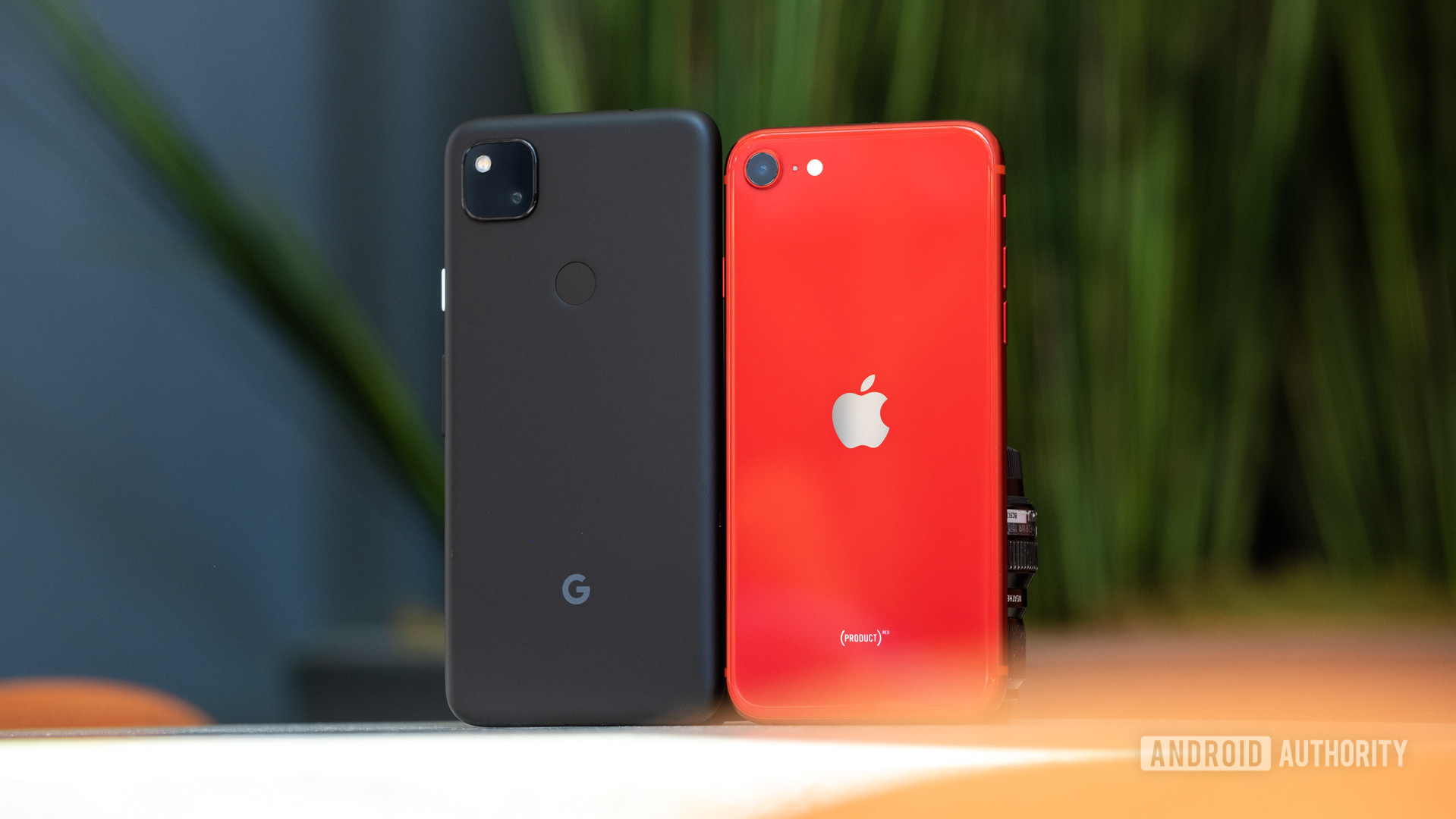 Google Pixel 4A与iPhone SE 2020 Backs 1 1