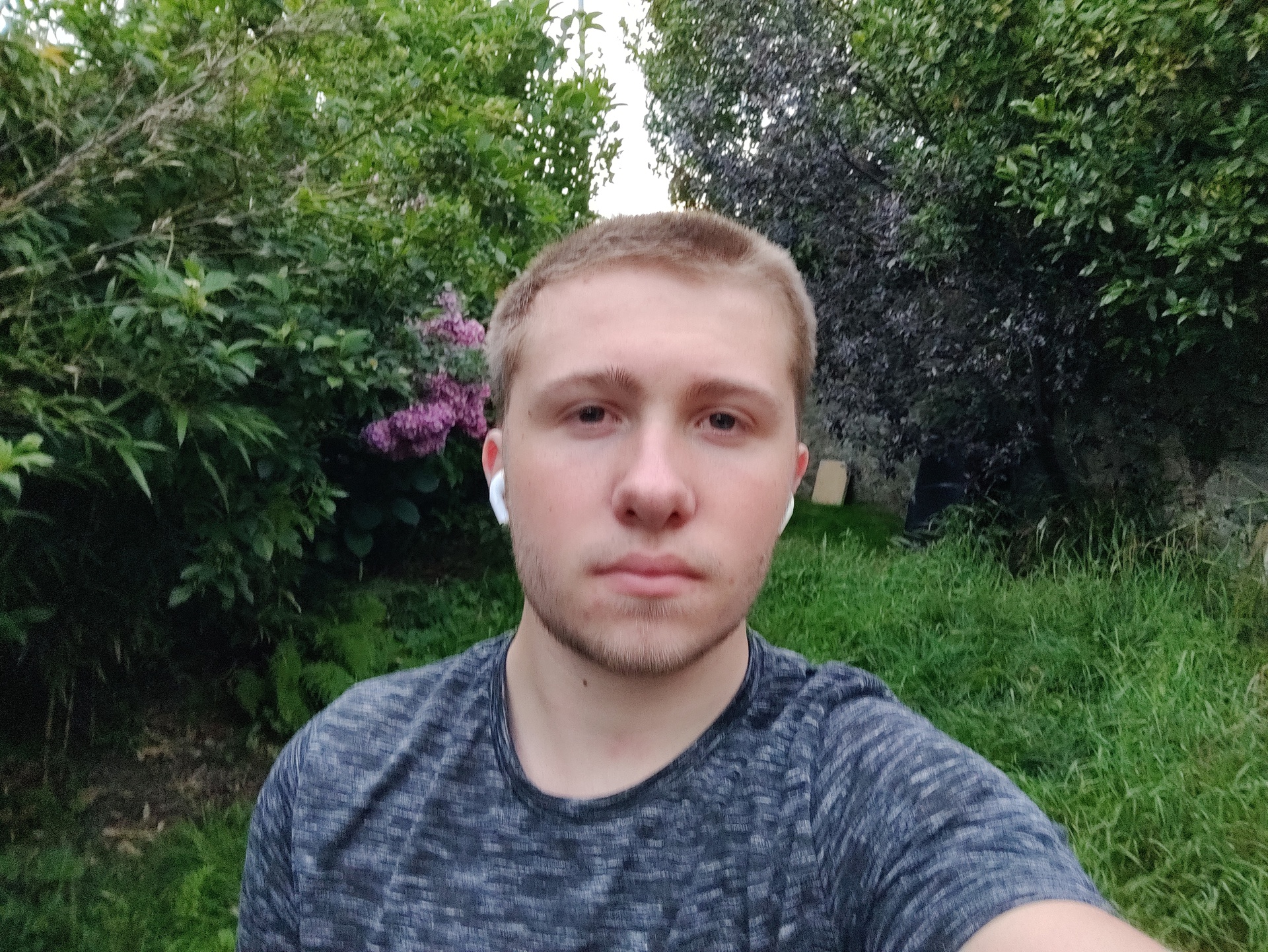 OnePlus Nord测试图像自拍照在花园中