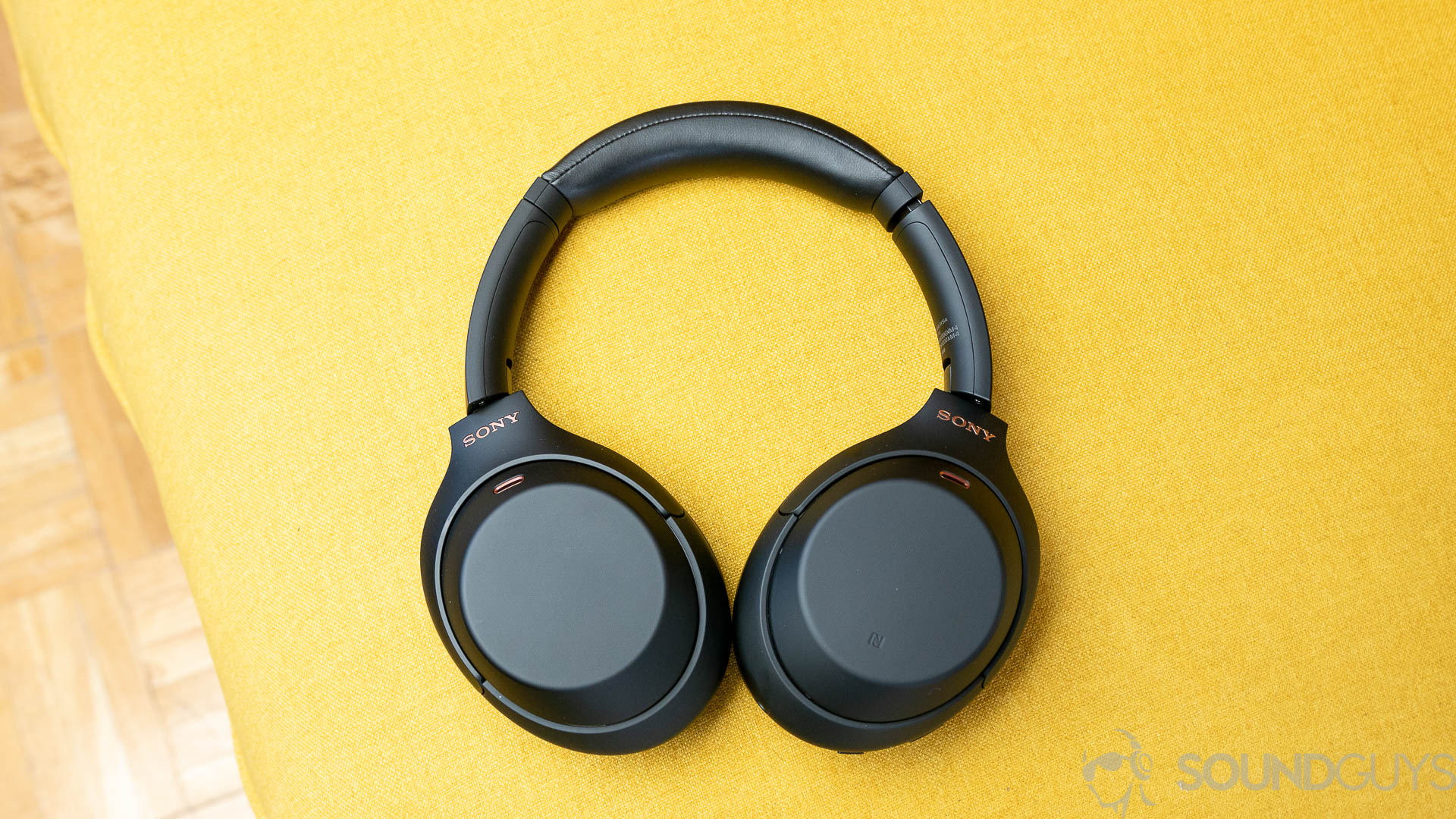 Sony WH-1000XM4降噪耳机全黄色背景。- 最好的生产力小工具