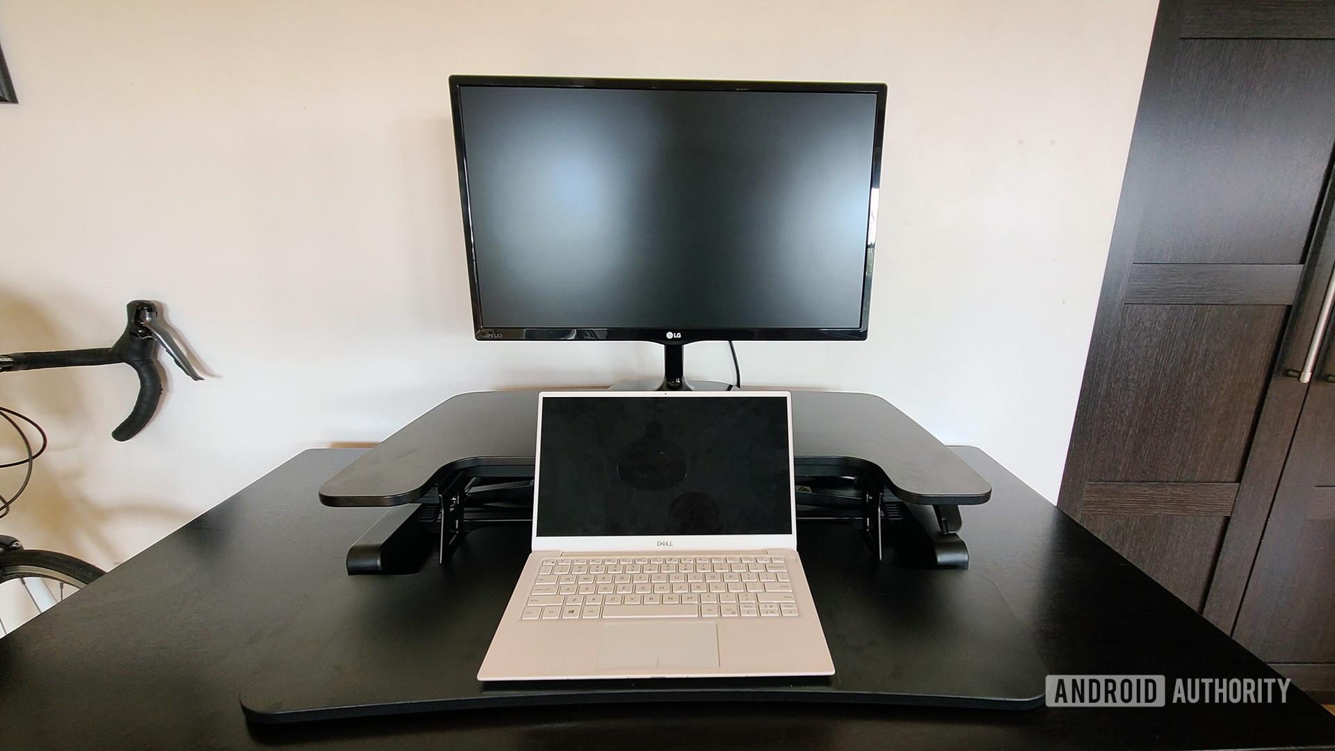 flexispot M7B评论站立式转换器在桌子上带有笔记本电脑向下头部的转换器