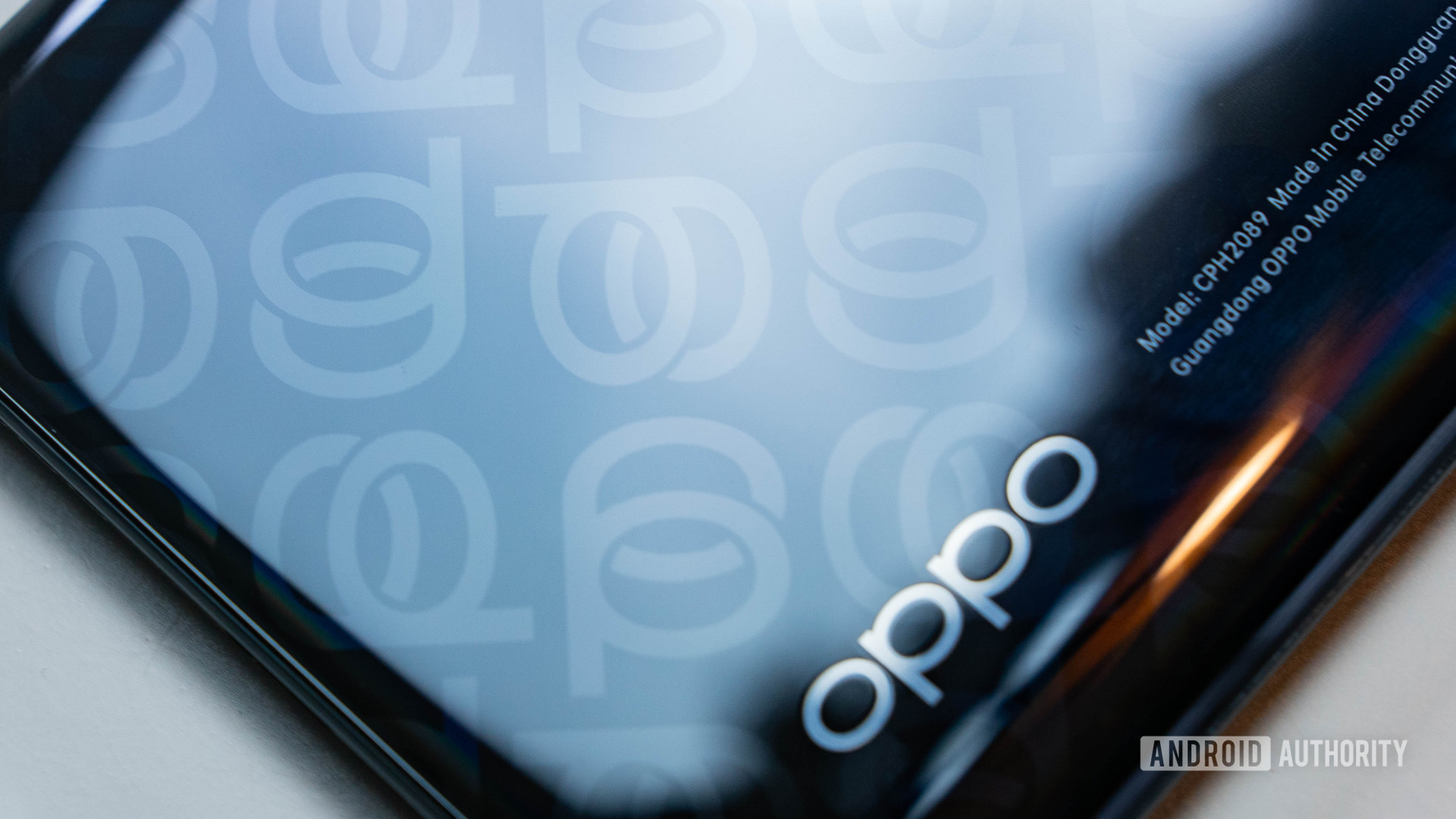 Oppo Reno 4 Pro 5G后徽标图案关闭