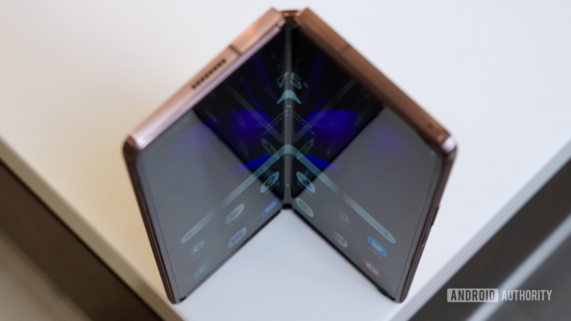 三星Galaxy Z Fold 2像一本书一样打开，站在桌子上。