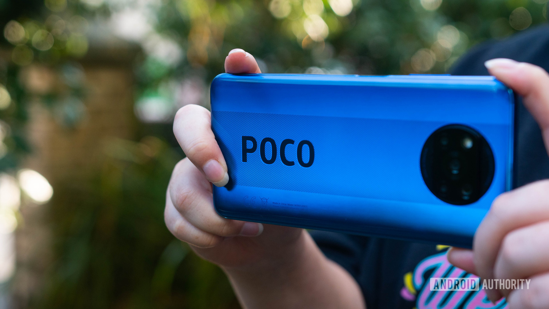 小米Poco X3 NFC举行的照片炫耀后面和Poco品牌