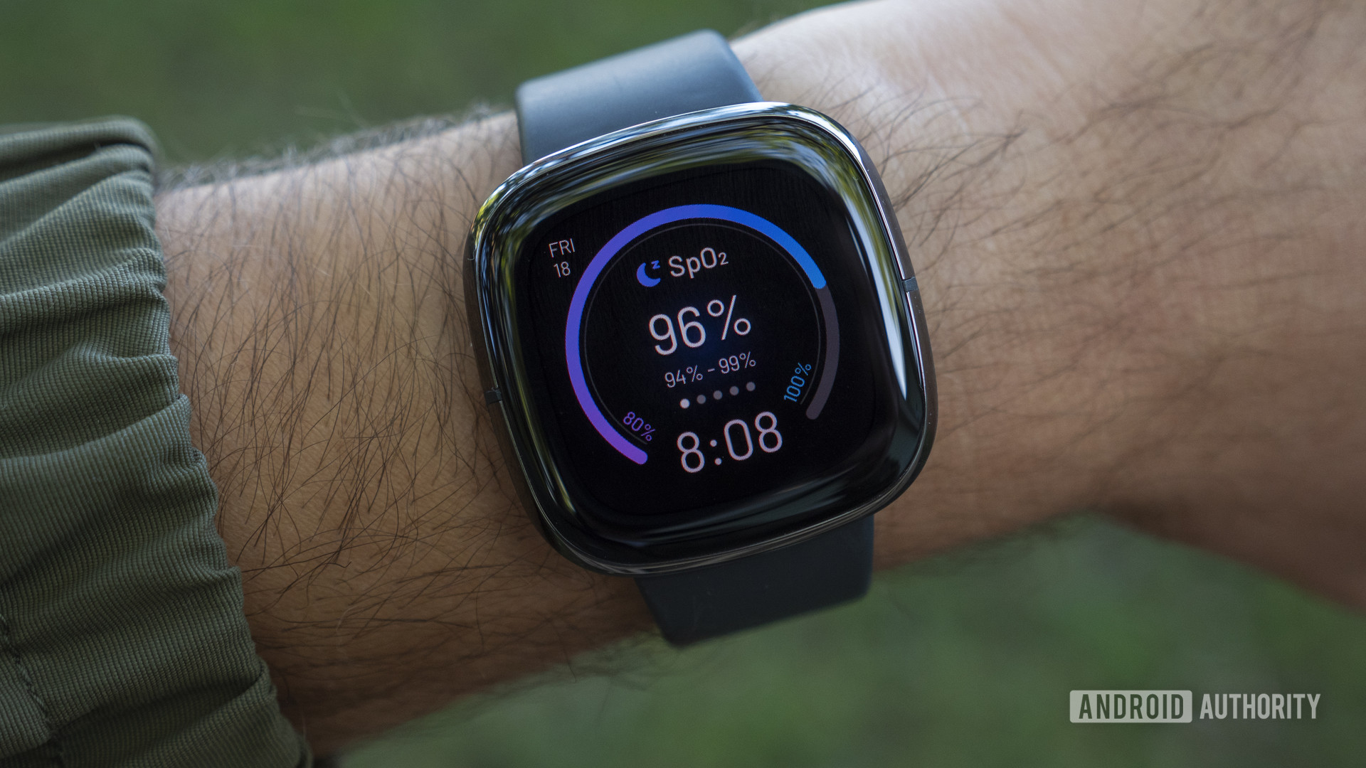 Fitbit Sense评论设计显示手表脸上的面孔1
