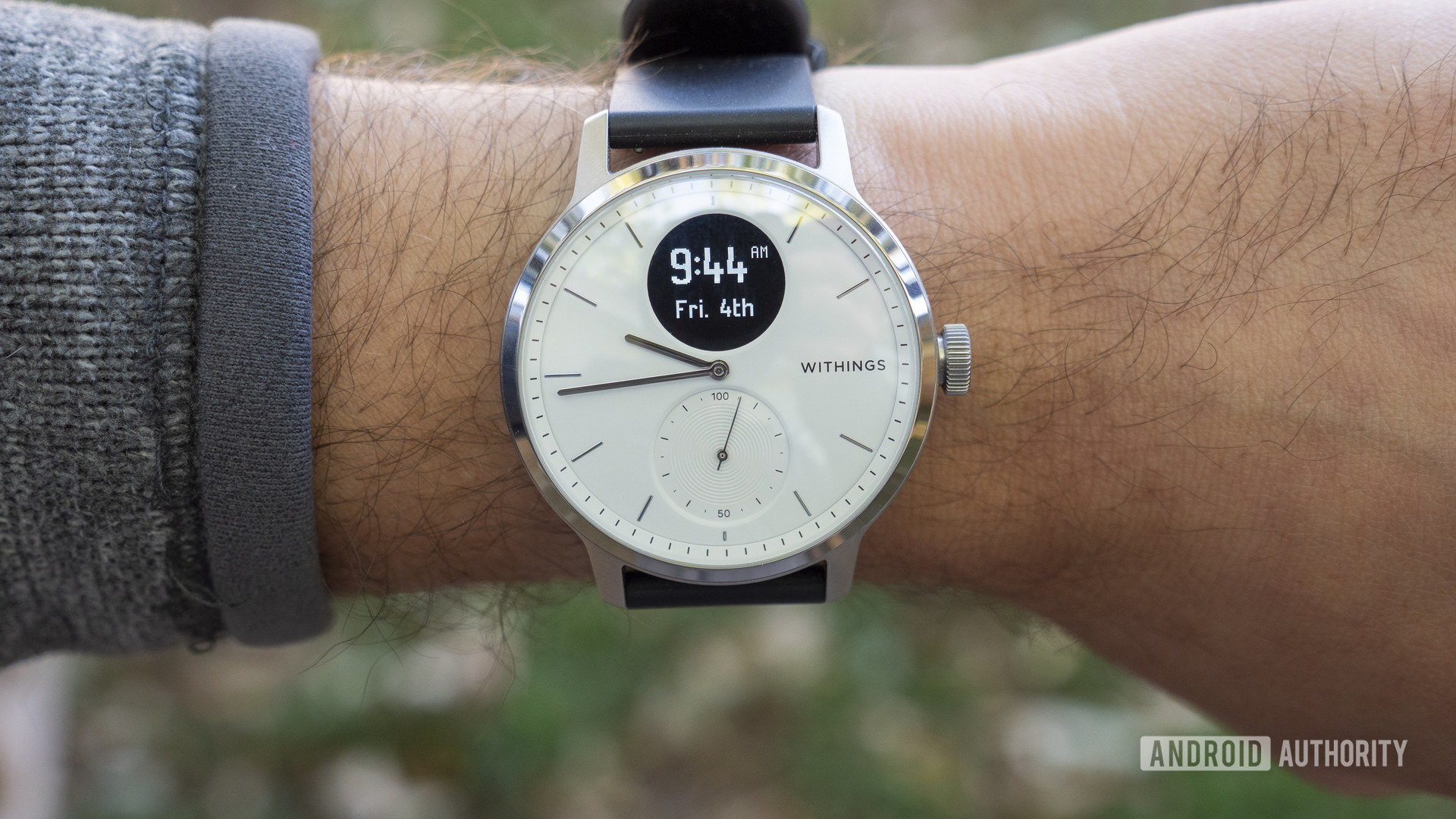 用户将withings Scanwatch模拟在其手腕上，显示设备的时钟面。