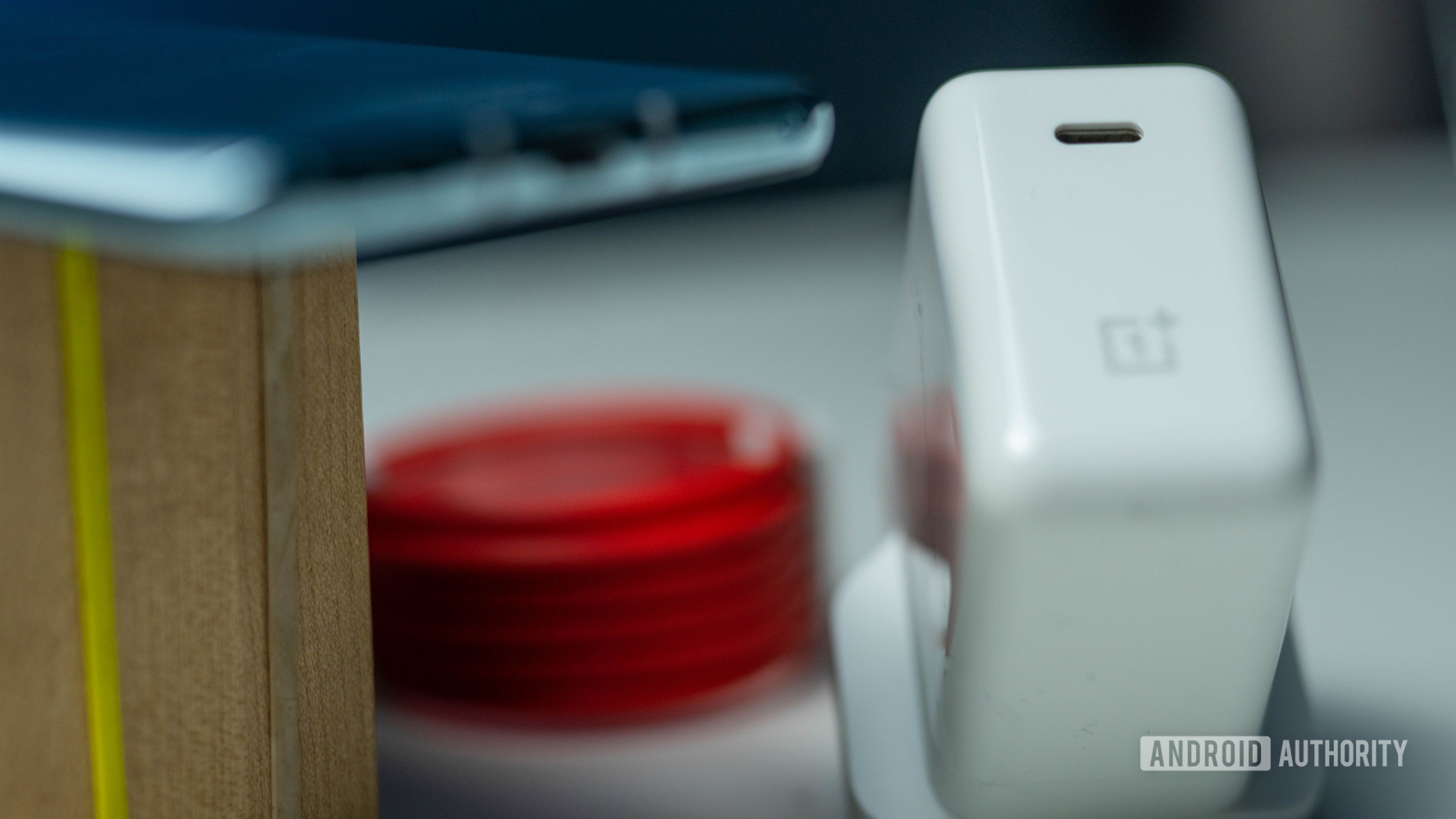 OnePlus 8T充电器和电缆