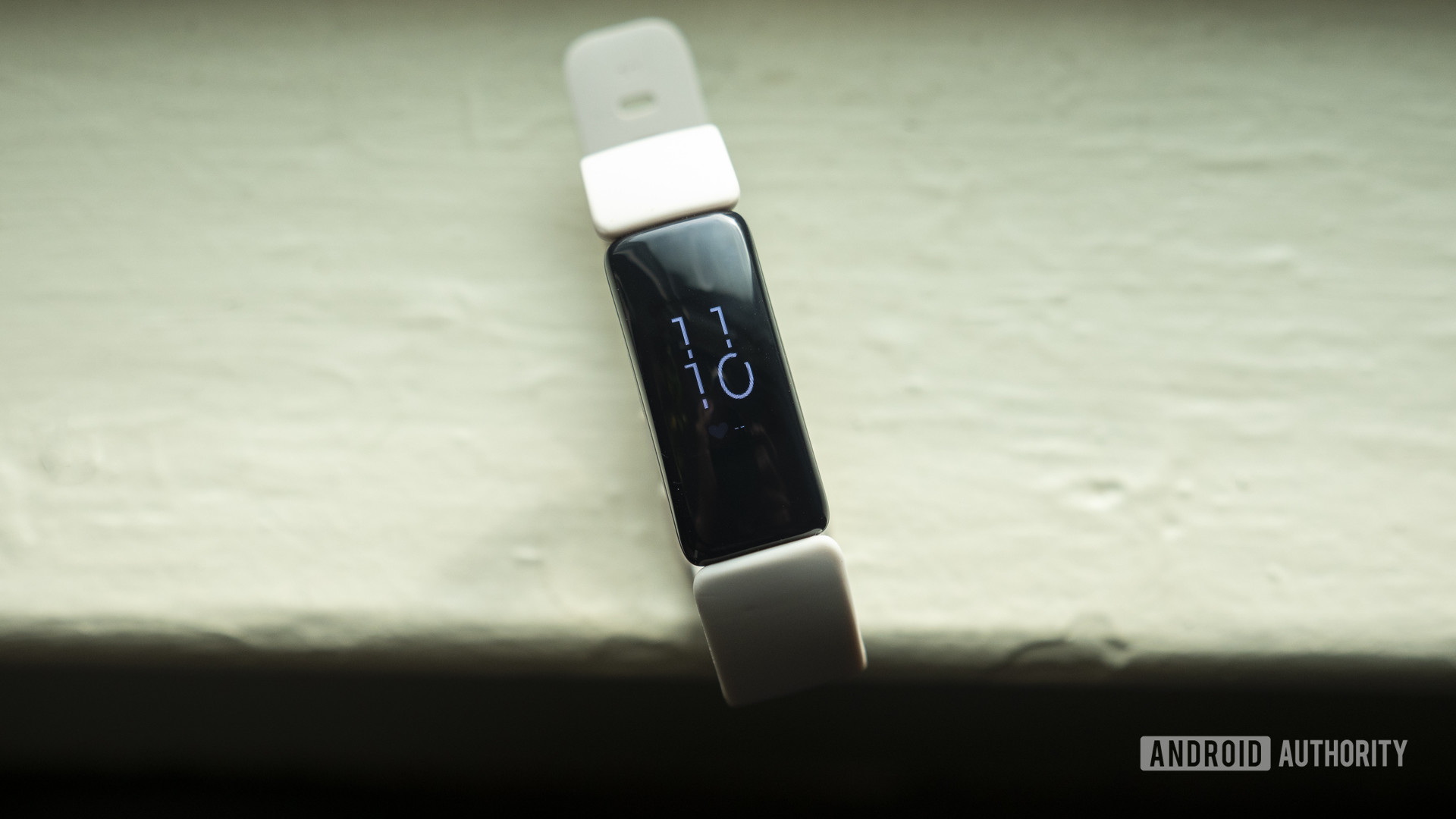 Fitbit Inspire 2评论健身追踪器显示在表1上