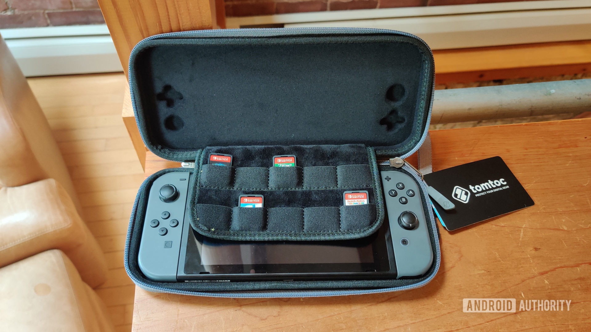 Nintendo Switch Tomtoc旅行盒打开