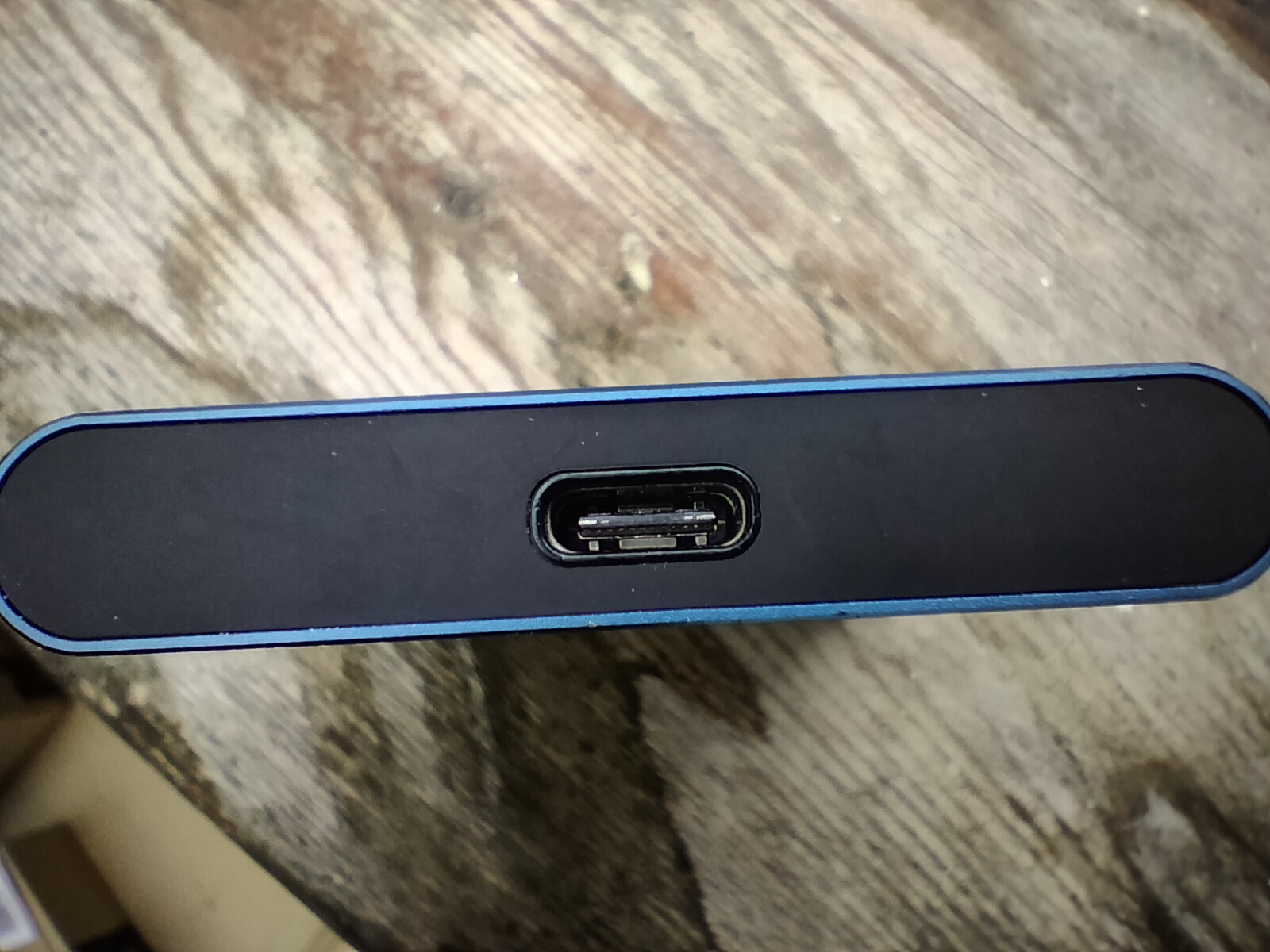 OnePlus NORD N100 USB C端口的宏样本