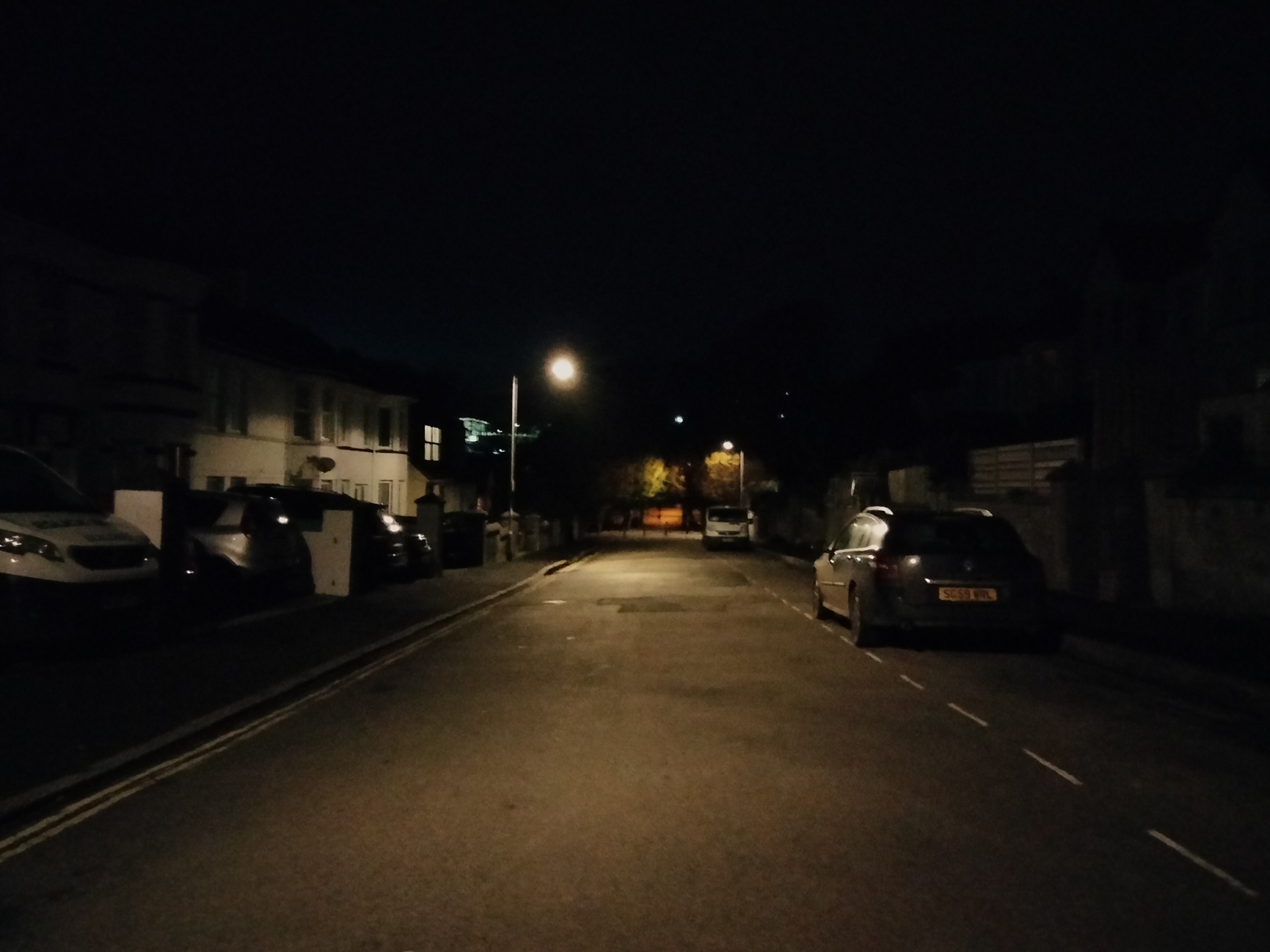 OnePlus Nord N100黑暗街的照片样本