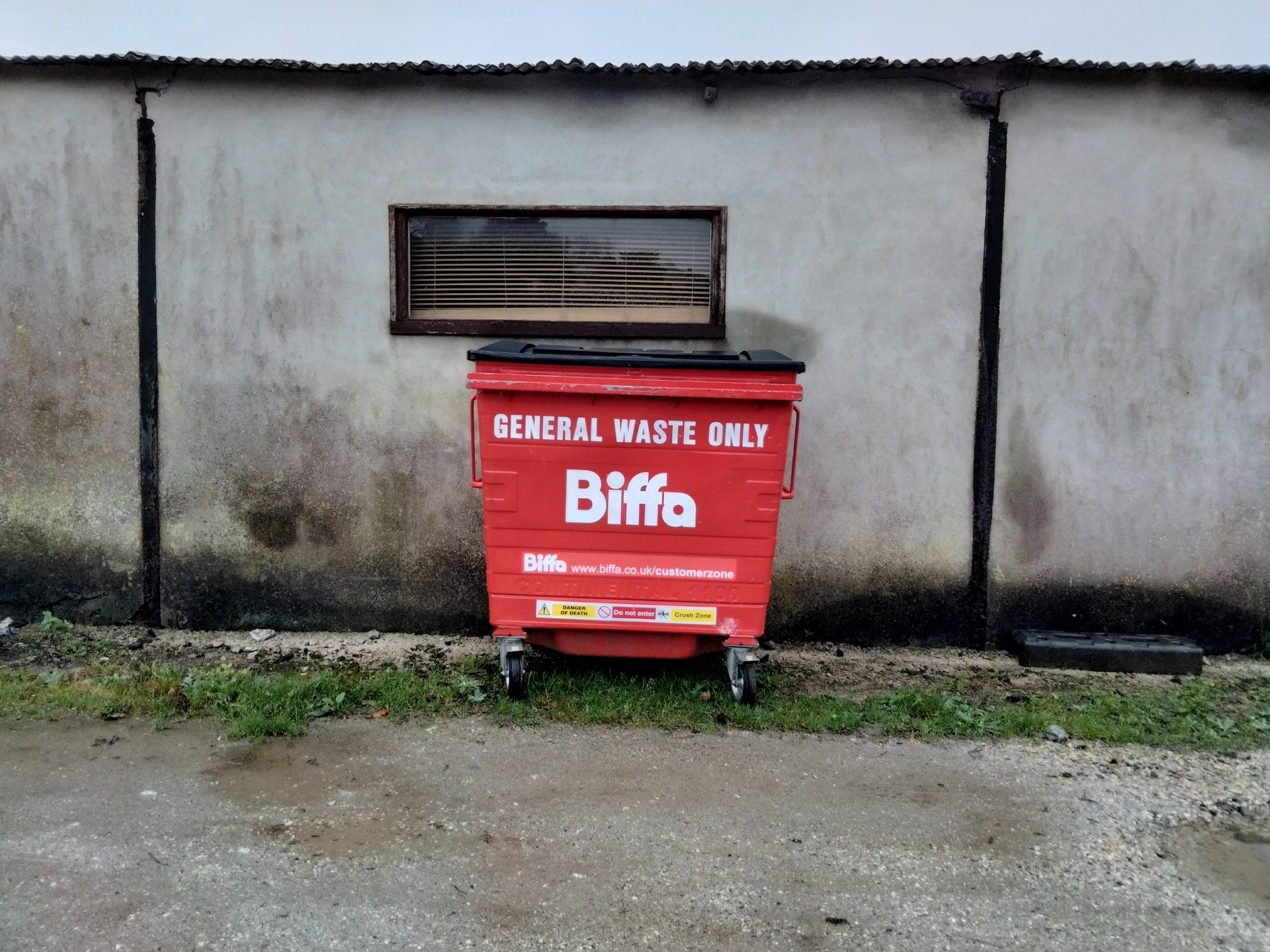 OnePlus Nord N100红色垃圾箱的照片样本