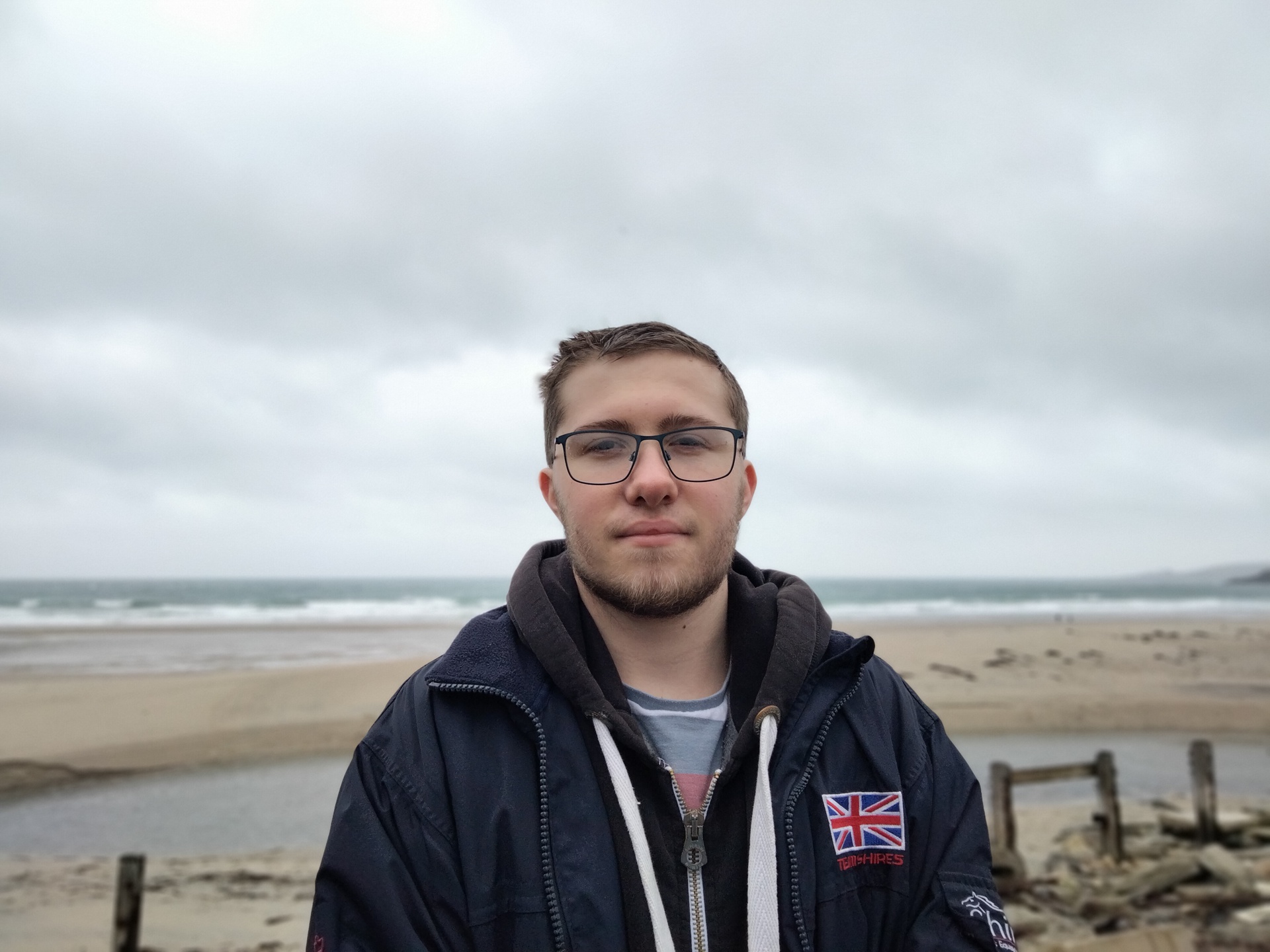 OnePlus Nord N100肖像照片样本在海滩前部