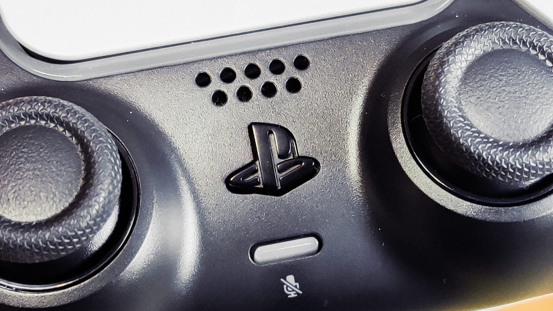 PlayStation 5 DualSense控制器PS按钮和模拟触发器
