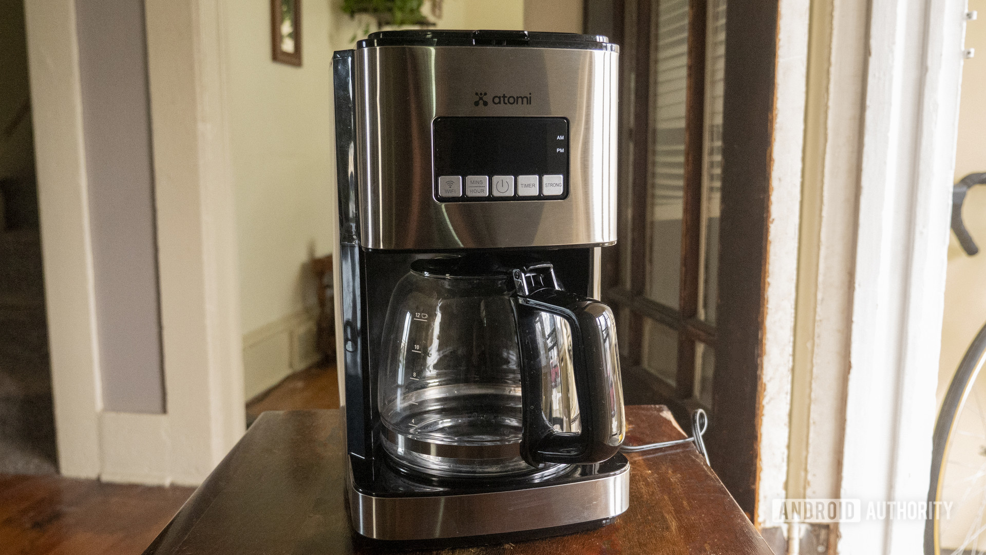 桌子上的Atomi Smart Coffee Maker评论