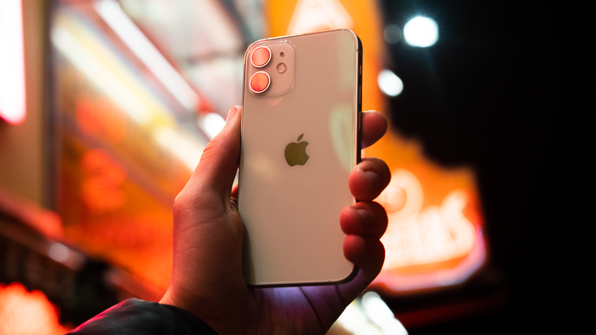 iPhone 12在霓虹灯面前的手机背面