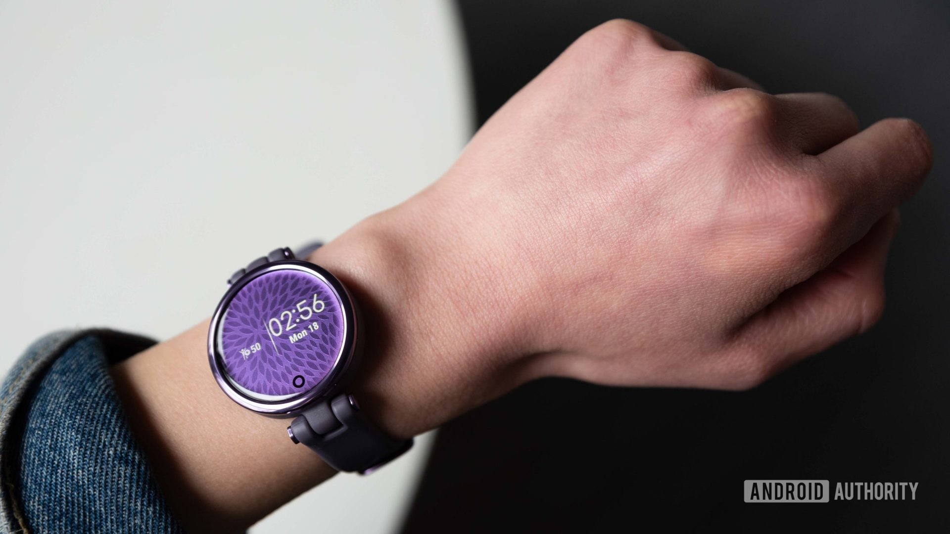 Garmin Lily Sport Edition智能手表显示了女性手腕上的时间。
